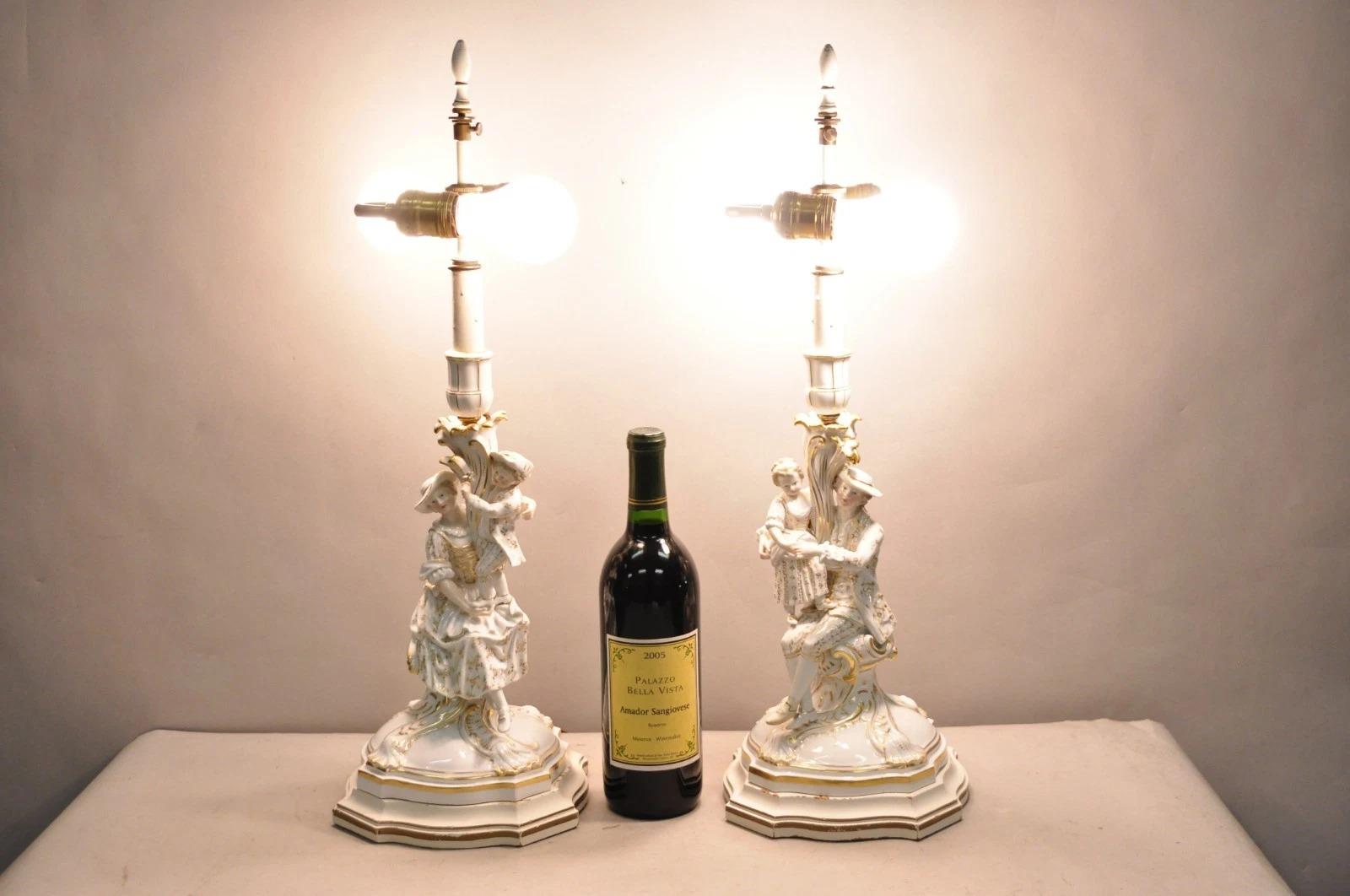 Superbe paire de lampes de table chandelier en porcelaine allemande ancienne électrifiée blanc et or attribuée à Meissen, représentant un homme et une femme avec des enfants. Vers la fin du 19e siècle. Dimensions : 23