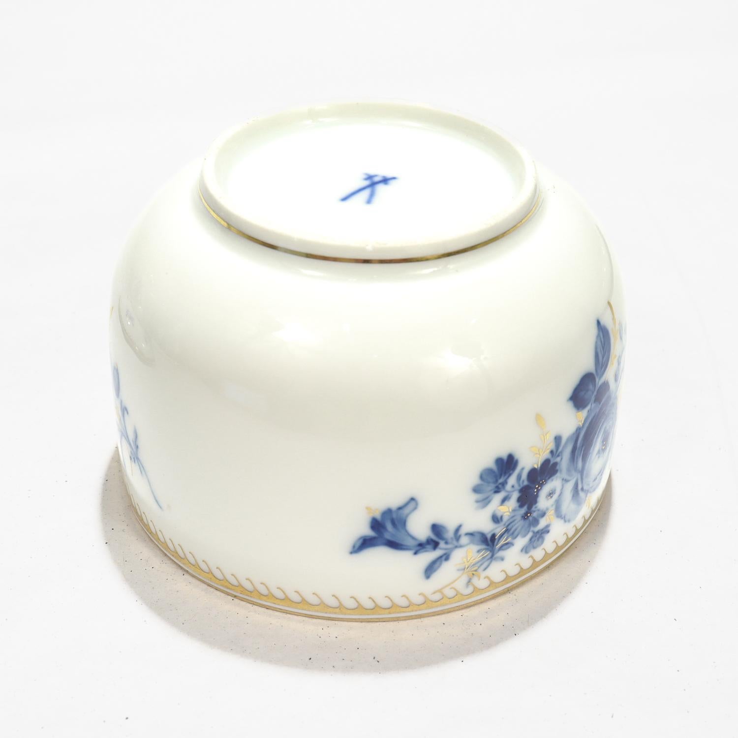 Antiguo Azucarero de Porcelana de Meissen con Cubierta Dorada y Decoración Floral en venta 3