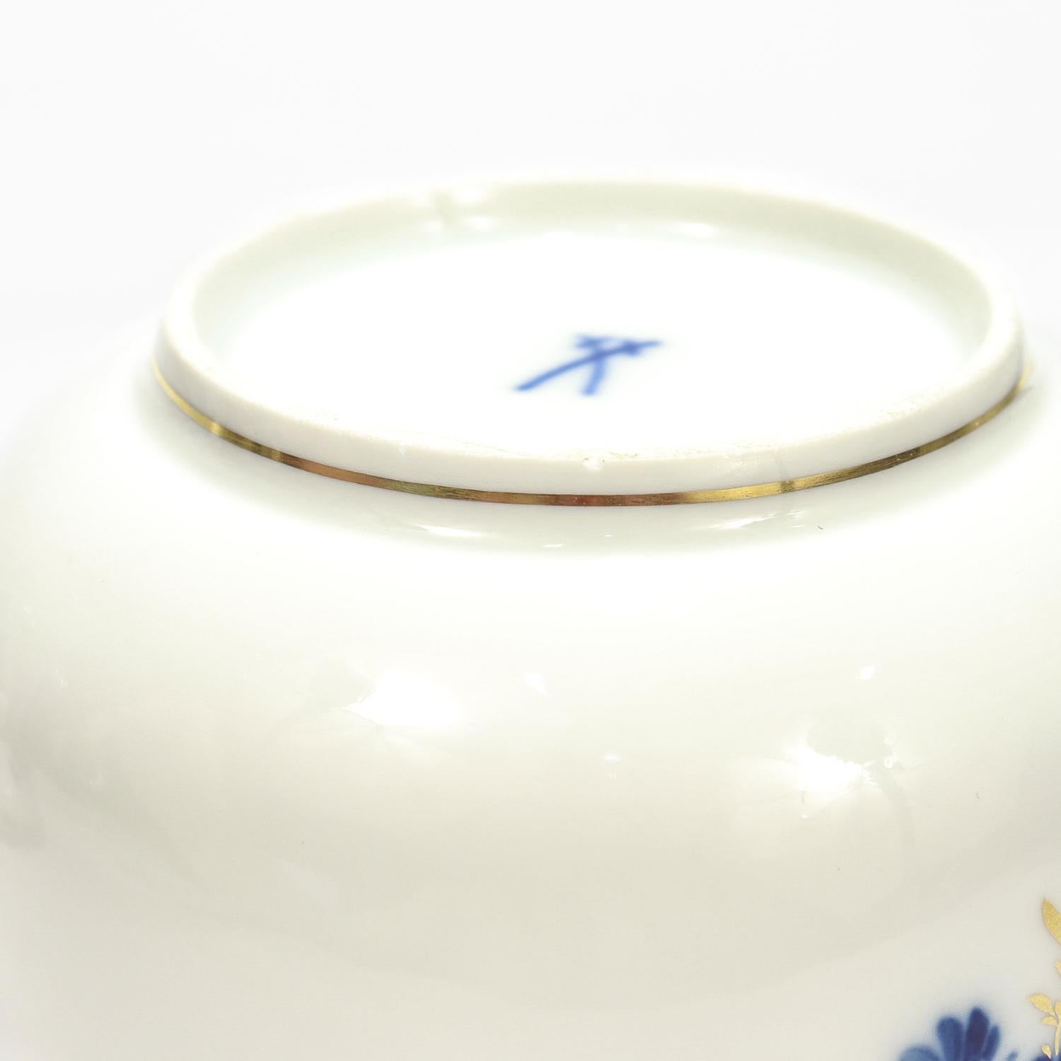 Antiguo Azucarero de Porcelana de Meissen con Cubierta Dorada y Decoración Floral en venta 8