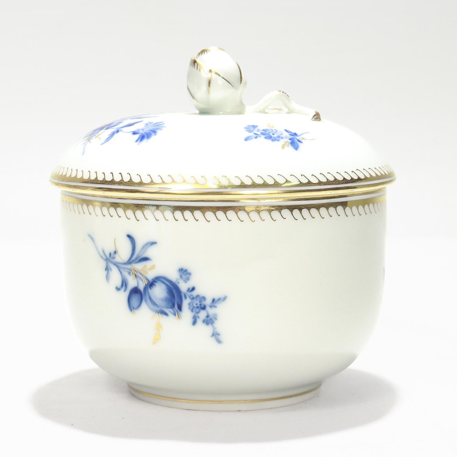 Antiguo Azucarero de Porcelana de Meissen con Cubierta Dorada y Decoración Floral Alemán en venta