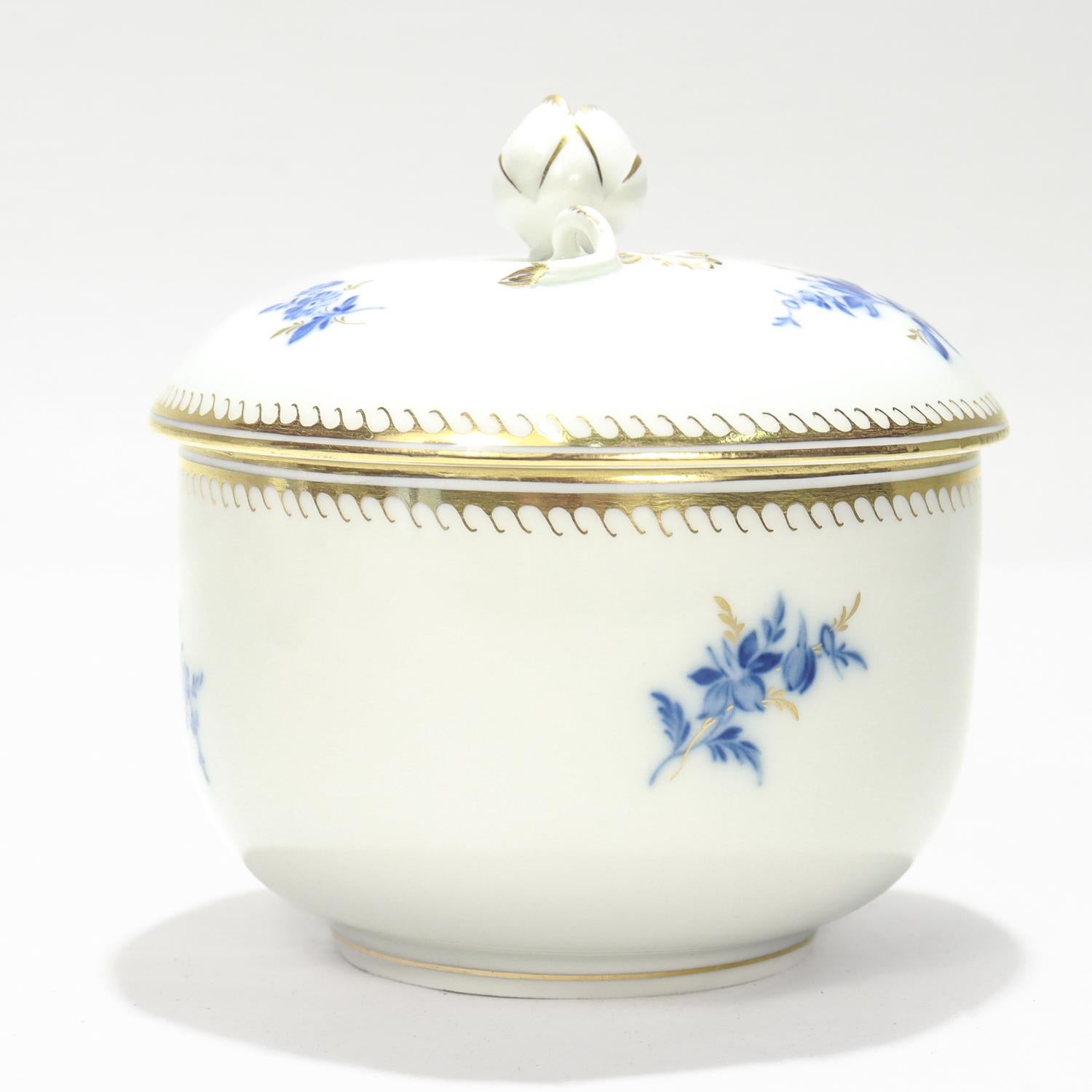 Antiguo Azucarero de Porcelana de Meissen con Cubierta Dorada y Decoración Floral Dorado en venta