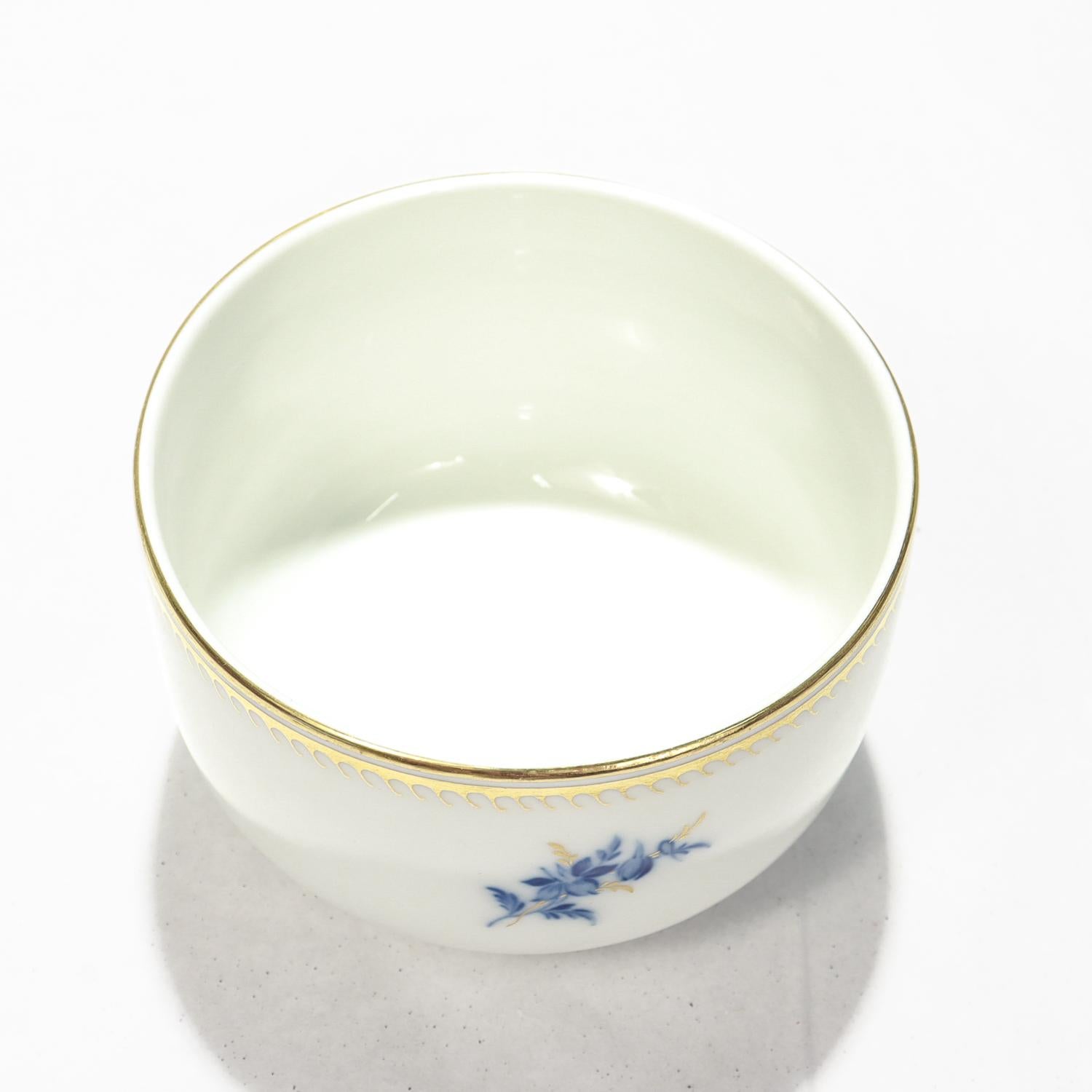 Antiguo Azucarero de Porcelana de Meissen con Cubierta Dorada y Decoración Floral en venta 1