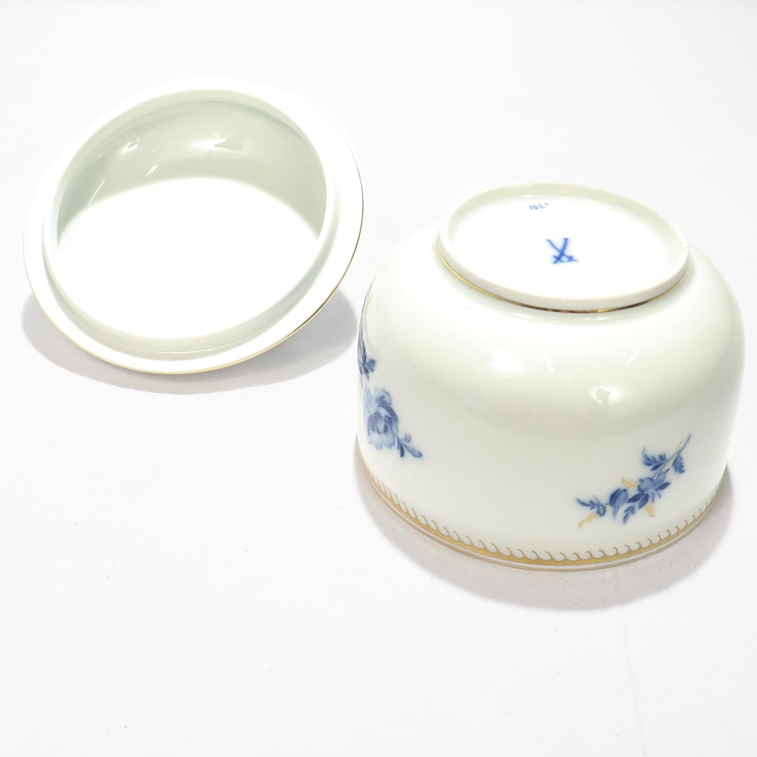 Antiguo Azucarero de Porcelana de Meissen con Cubierta Dorada y Decoración Floral en venta 2