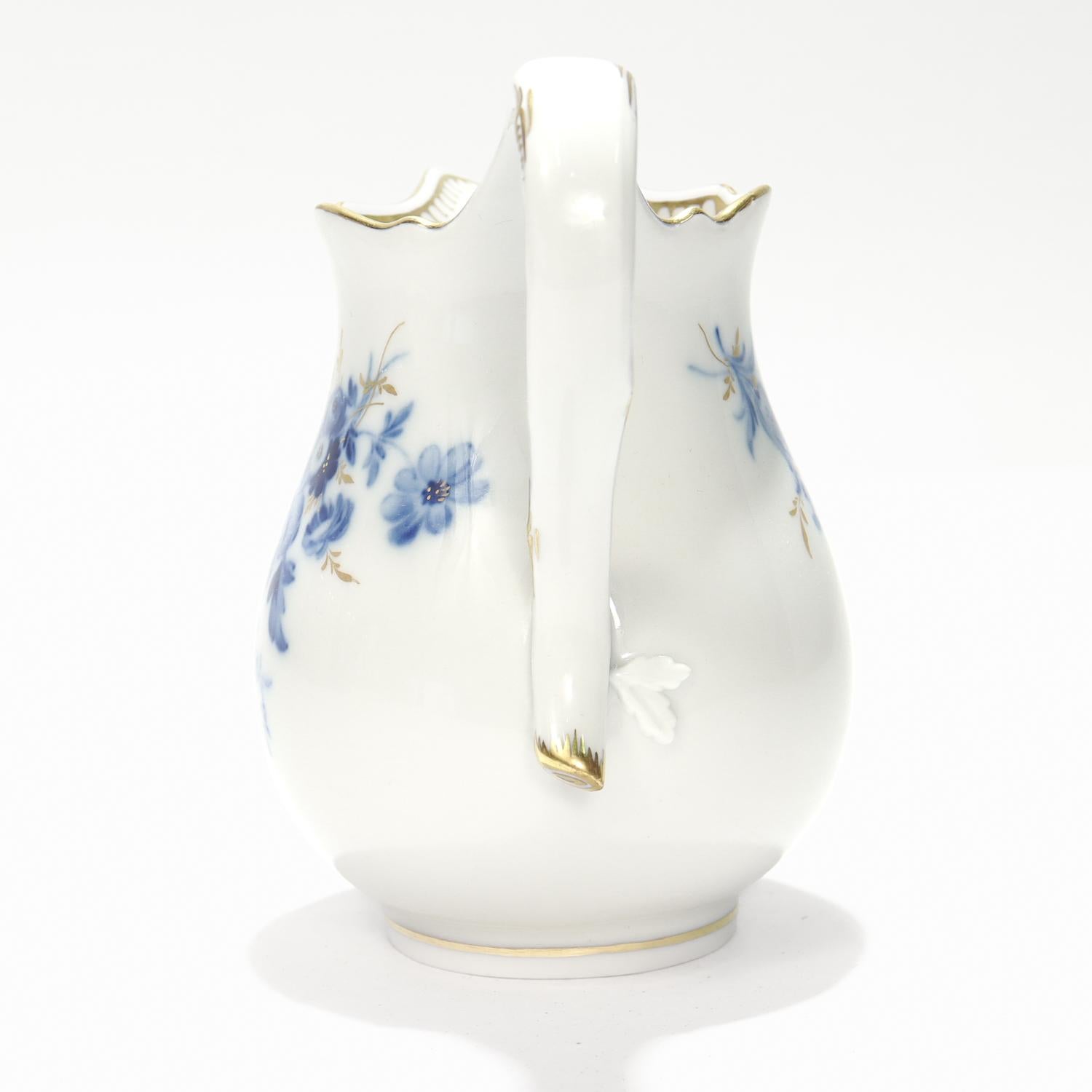 Antigua jarra de leche/cremera de porcelana dorada de Meissen con decoración floral Art Nouveau en venta