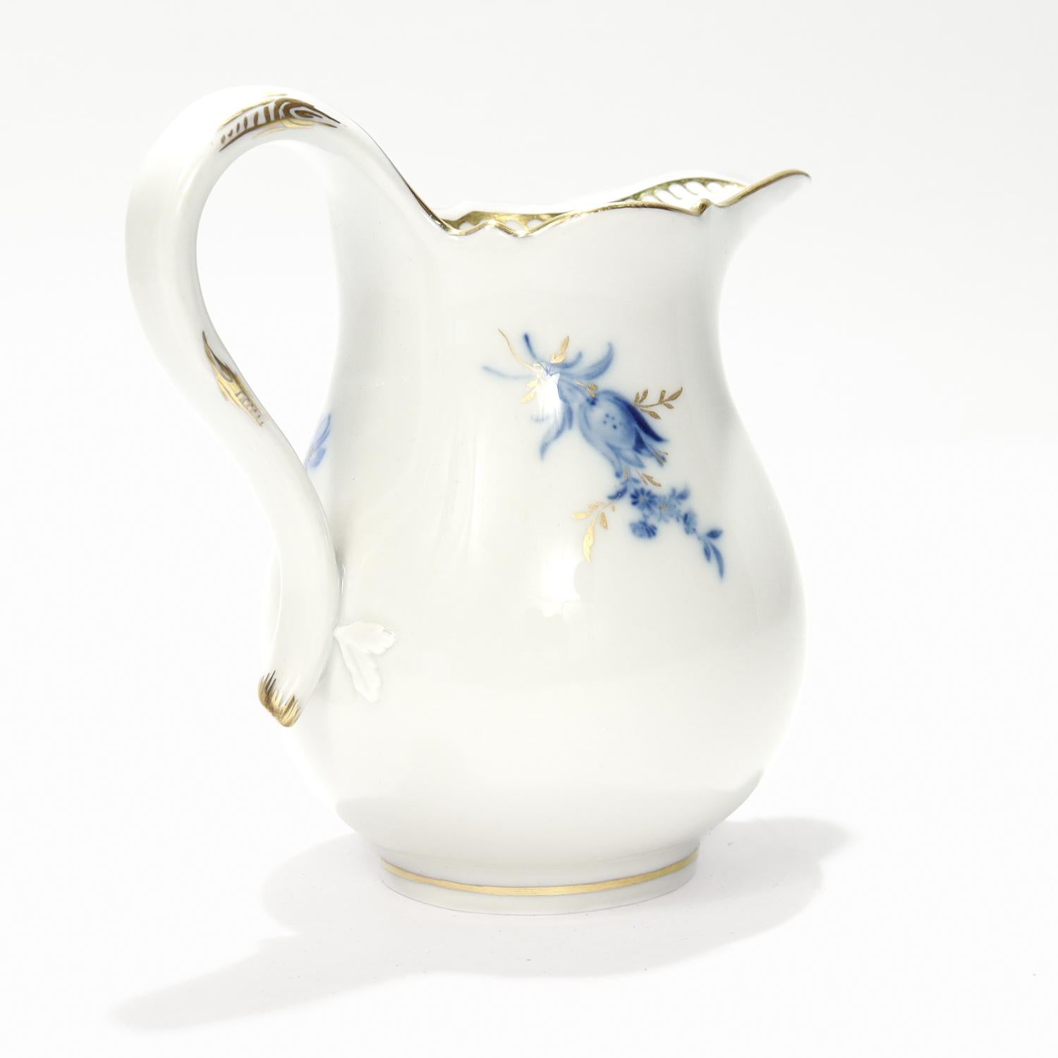 Antigua jarra de leche/cremera de porcelana dorada de Meissen con decoración floral Alemán en venta