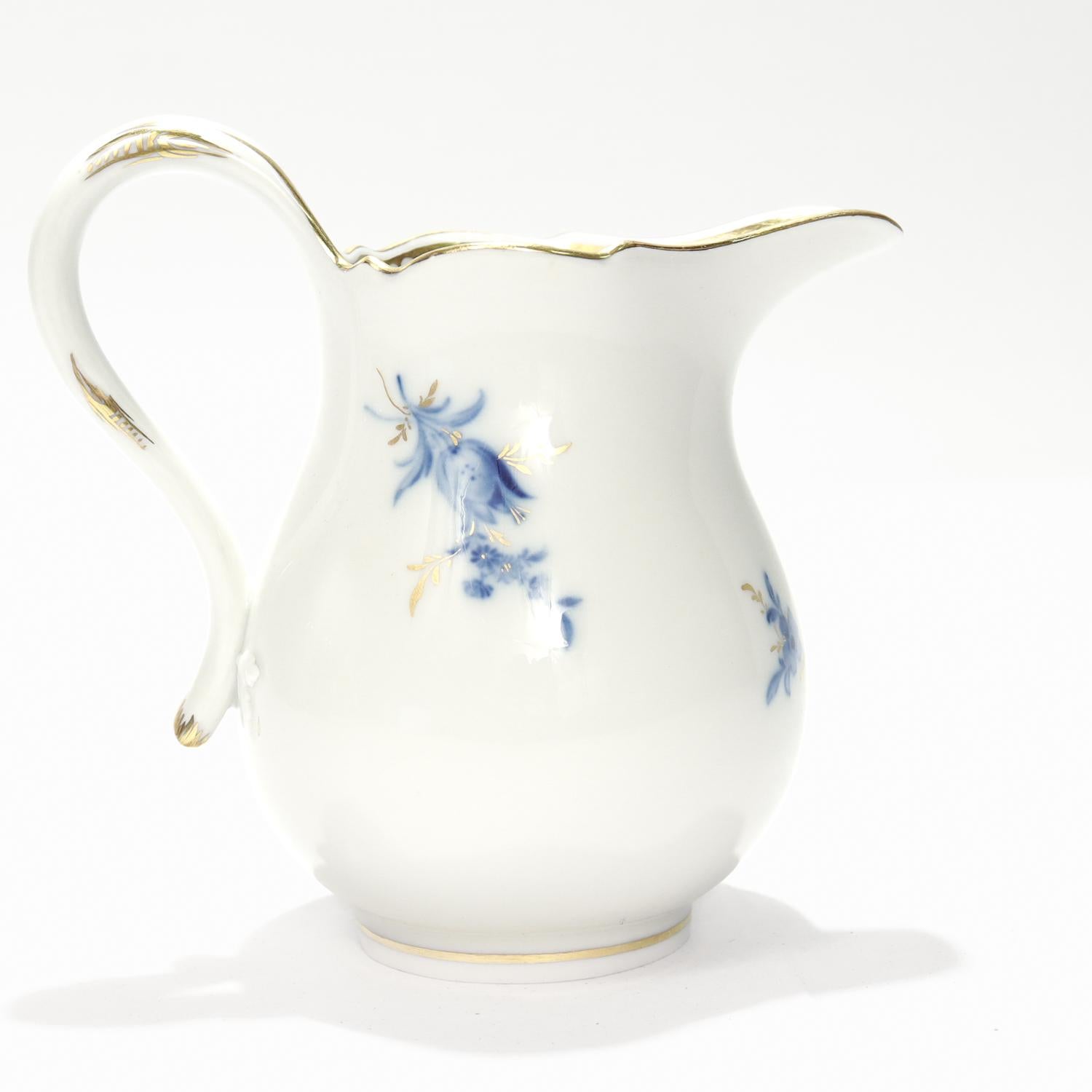 Antigua jarra de leche/cremera de porcelana dorada de Meissen con decoración floral Dorado en venta