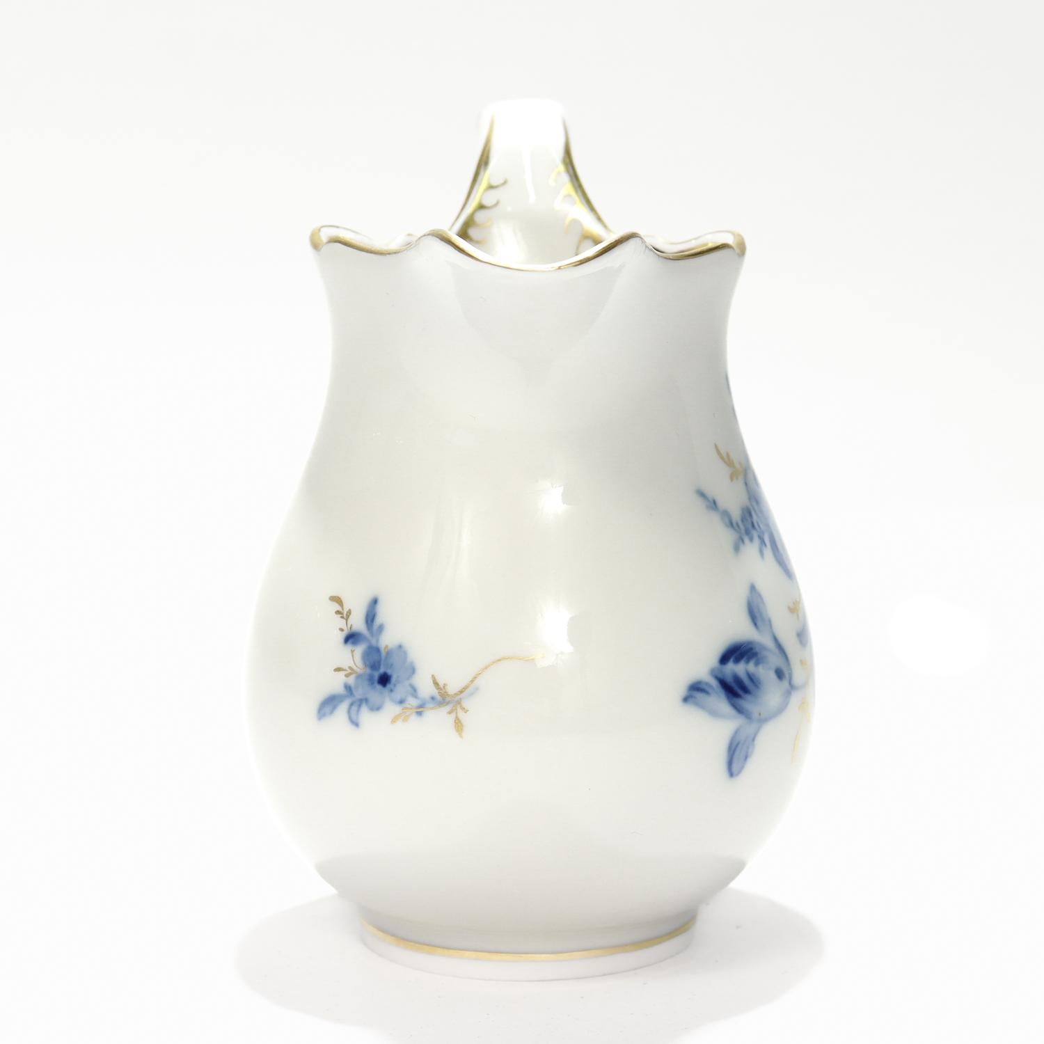 Antigua jarra de leche/cremera de porcelana dorada de Meissen con decoración floral en Bueno estado para la venta en Philadelphia, PA