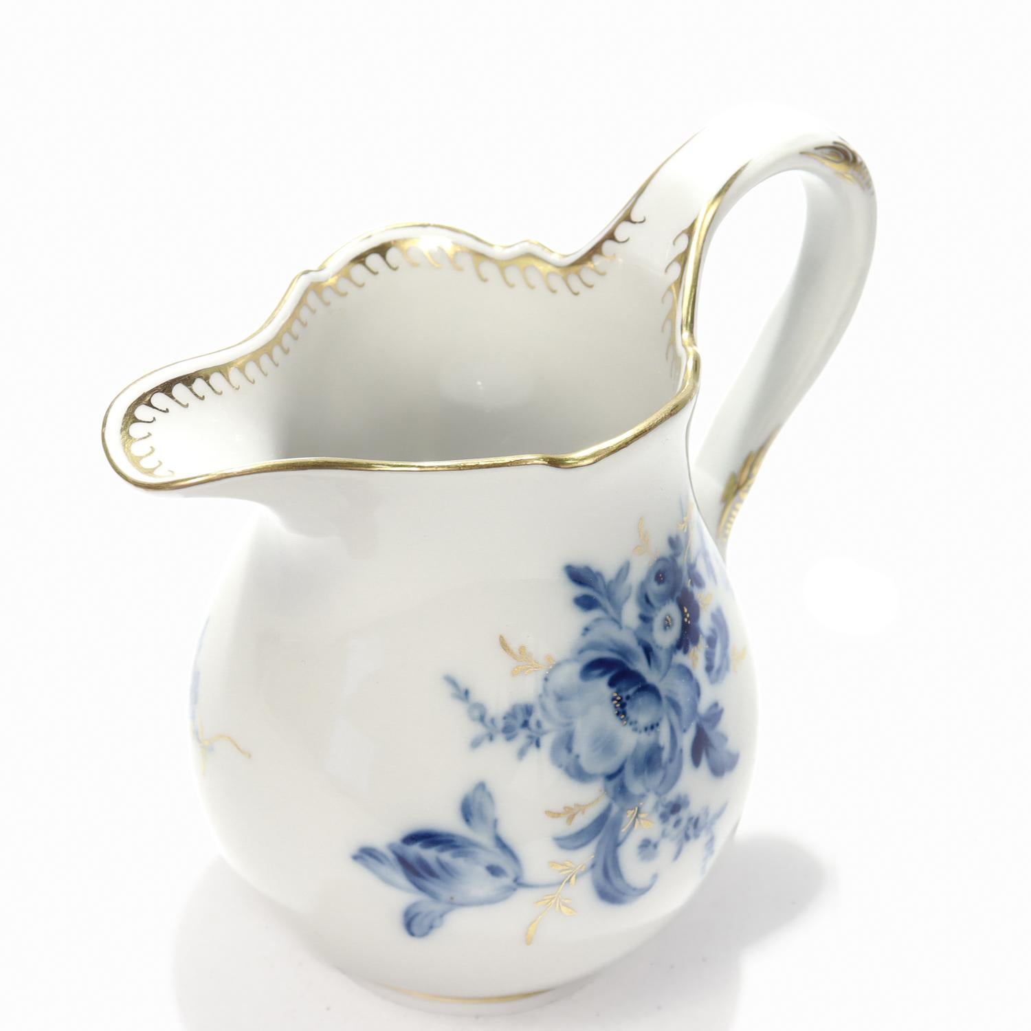 Antigua jarra de leche/cremera de porcelana dorada de Meissen con decoración floral siglo XX en venta