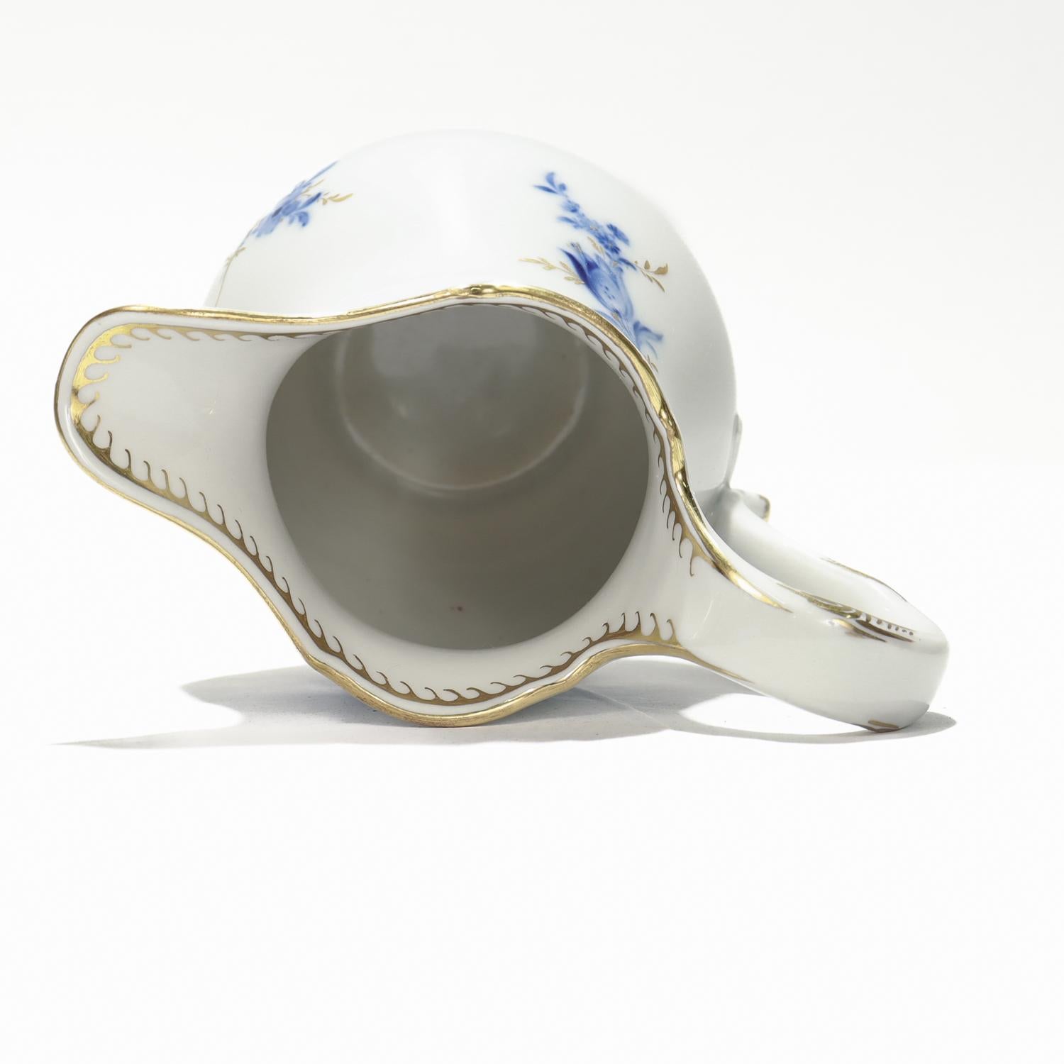 Antigua jarra de leche/cremera de porcelana dorada de Meissen con decoración floral Porcelana en venta