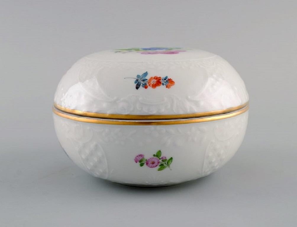 Antique Meissen Porcelain Lidded Bowl with Hand-Painted Flowers and Gold Edge In Excellent Condition In Copenhagen, DK