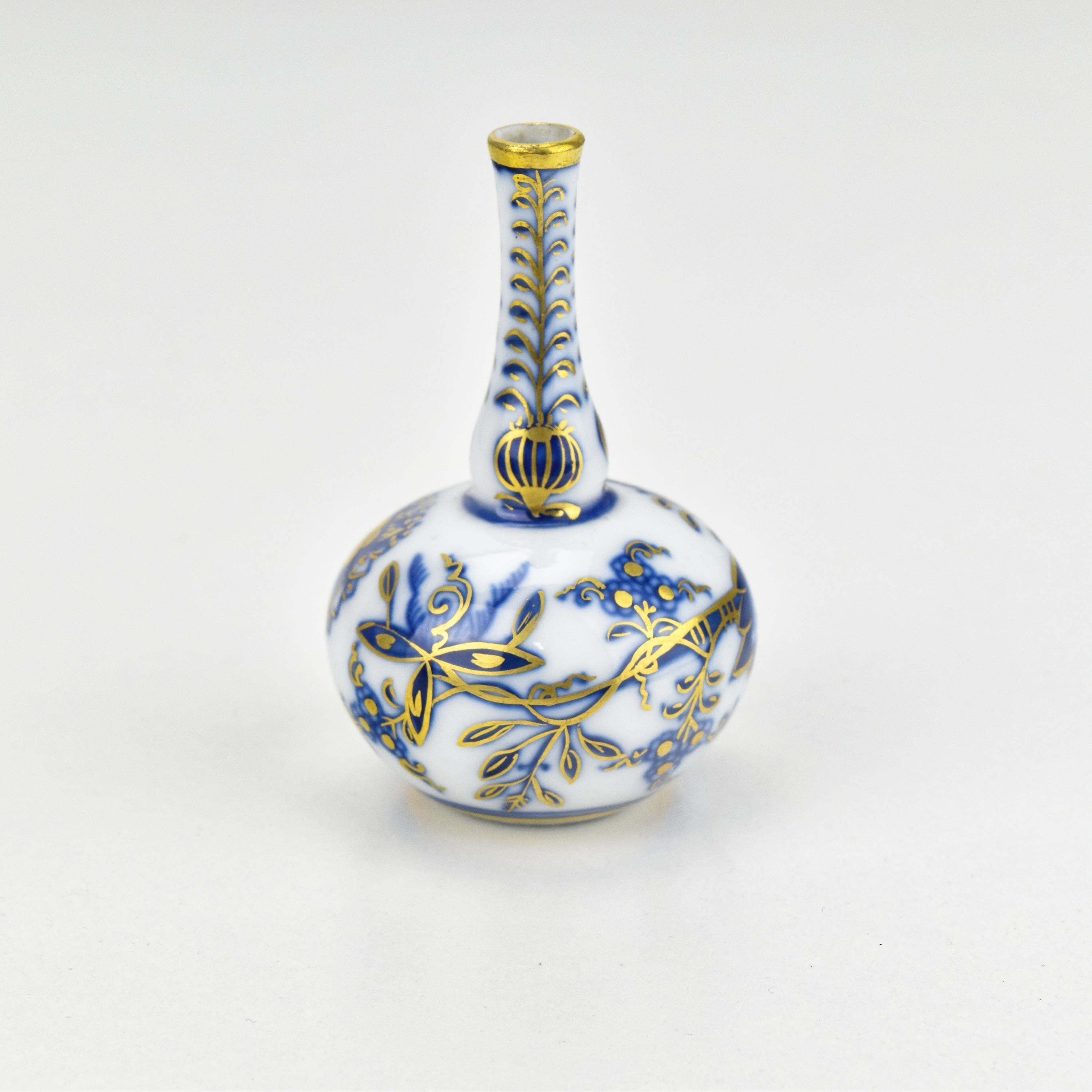 Fait main Antiquité - Vase miniature en porcelaine de Meissen peint à la main avec motif d'oignon et or en vente