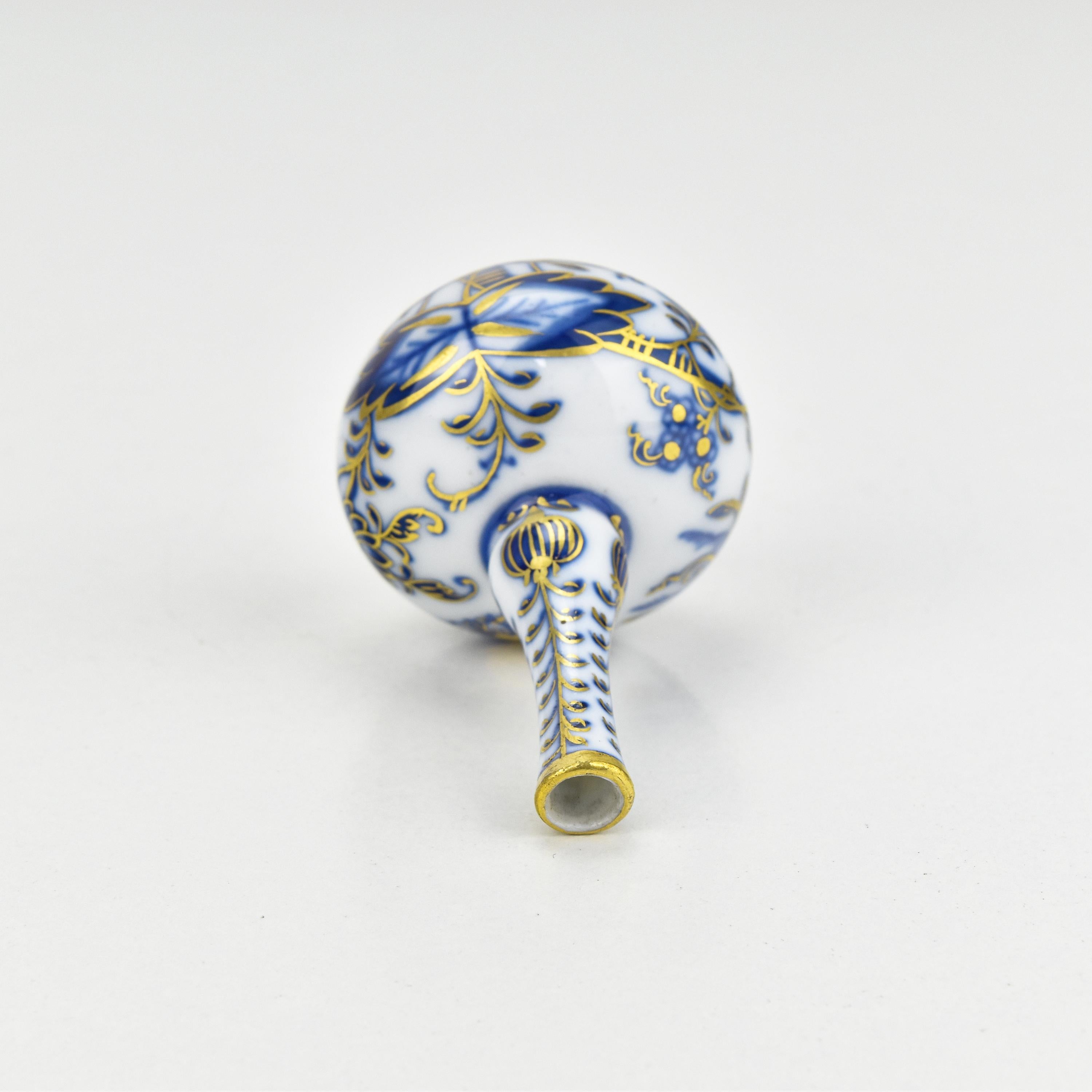 Début du 20ème siècle Antiquité - Vase miniature en porcelaine de Meissen peint à la main avec motif d'oignon et or en vente