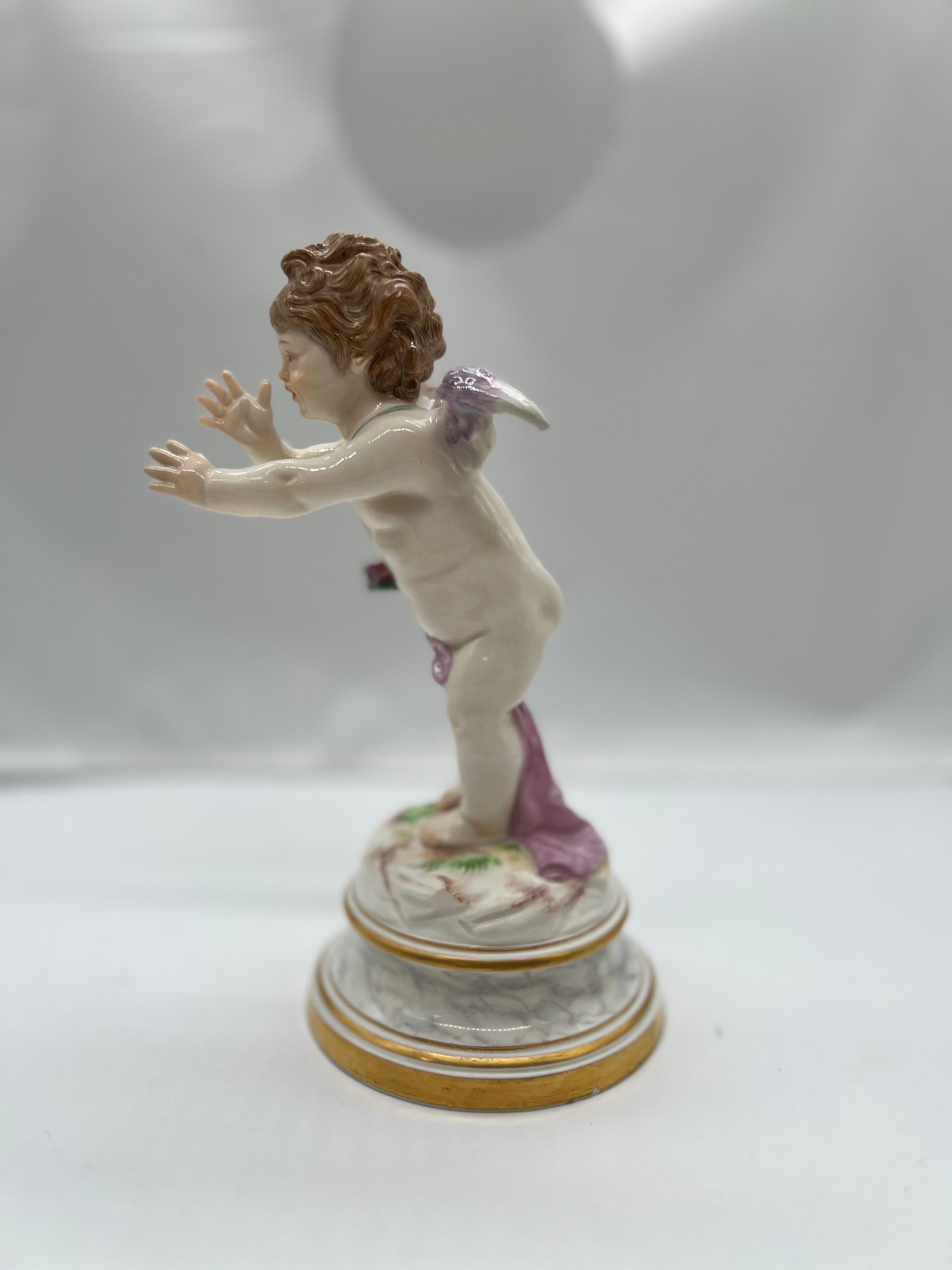 Allemand Antiquités Meissen Porcelain Model L125 Figure d'un Cupidon moqueur en vente