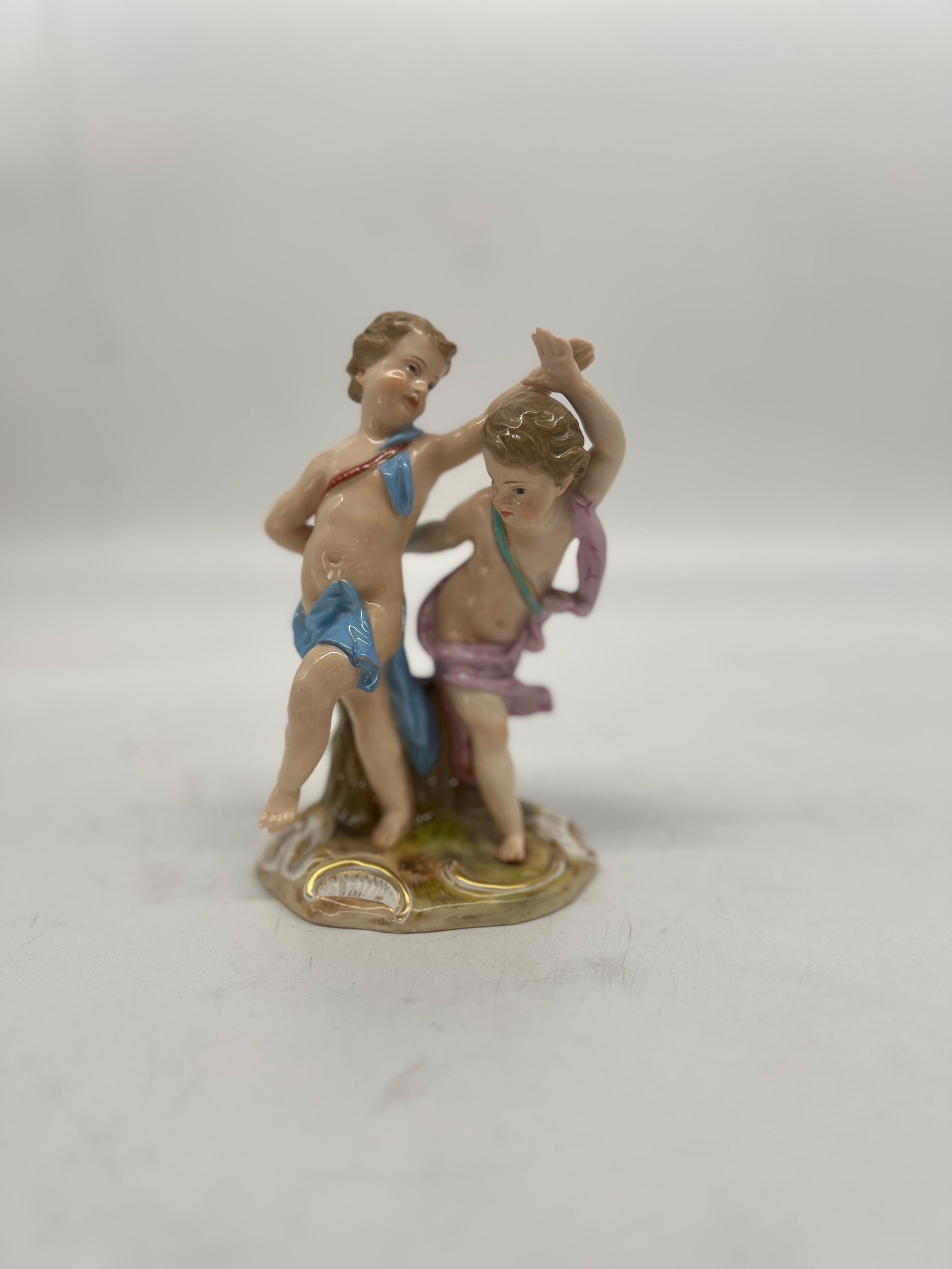 Cette ancienne figurine en porcelaine de Meissen représente deux personnages dansant et date d'environ 1815. La pièce est fabriquée en porcelaine de haute qualité et présente des détails complexes ainsi qu'une belle finition antique. Il s'agit de la