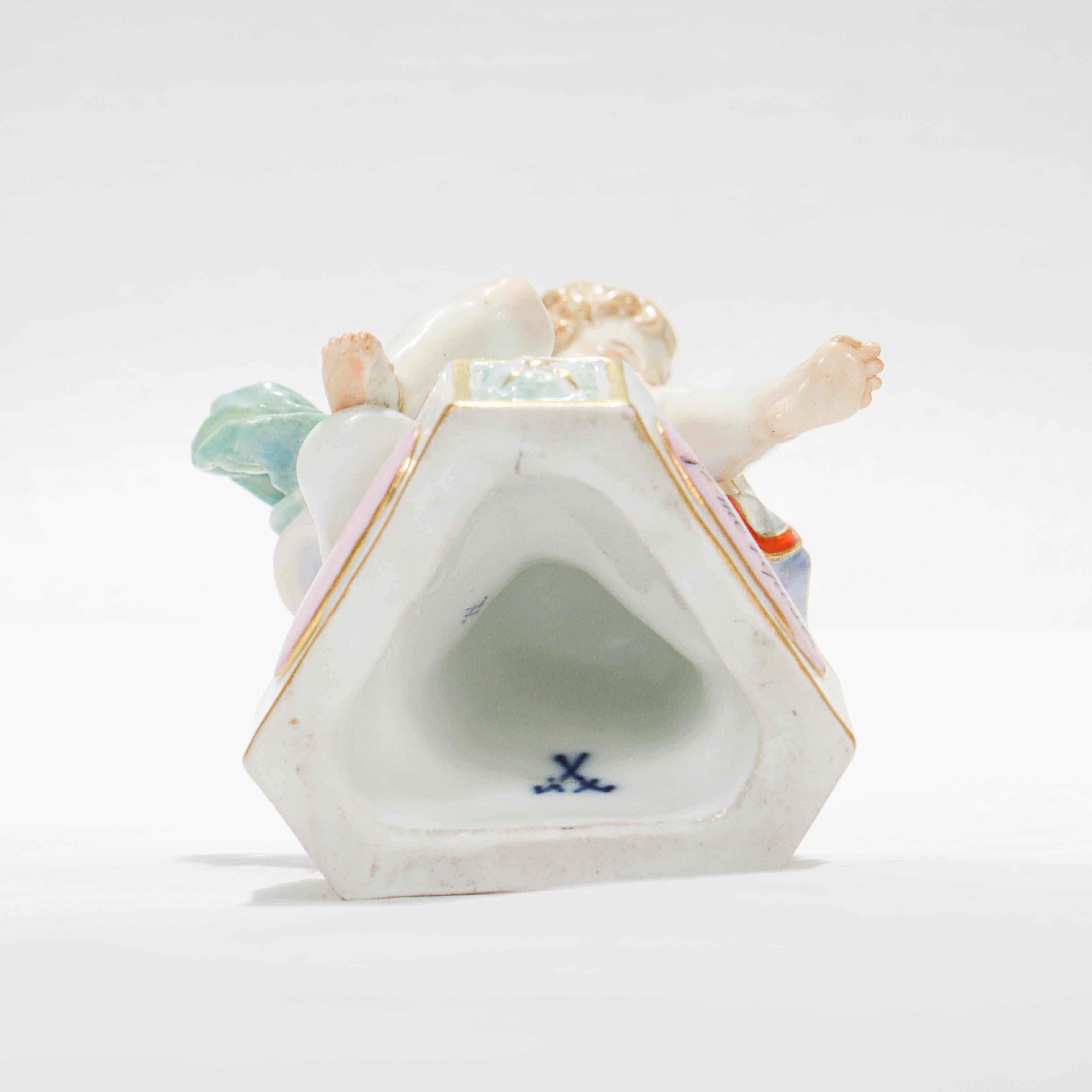 Antiguo Meissen Porcelain Lema Niño / Cupido Figurilla de Sueño o Descanso Modelo F7 en venta 2