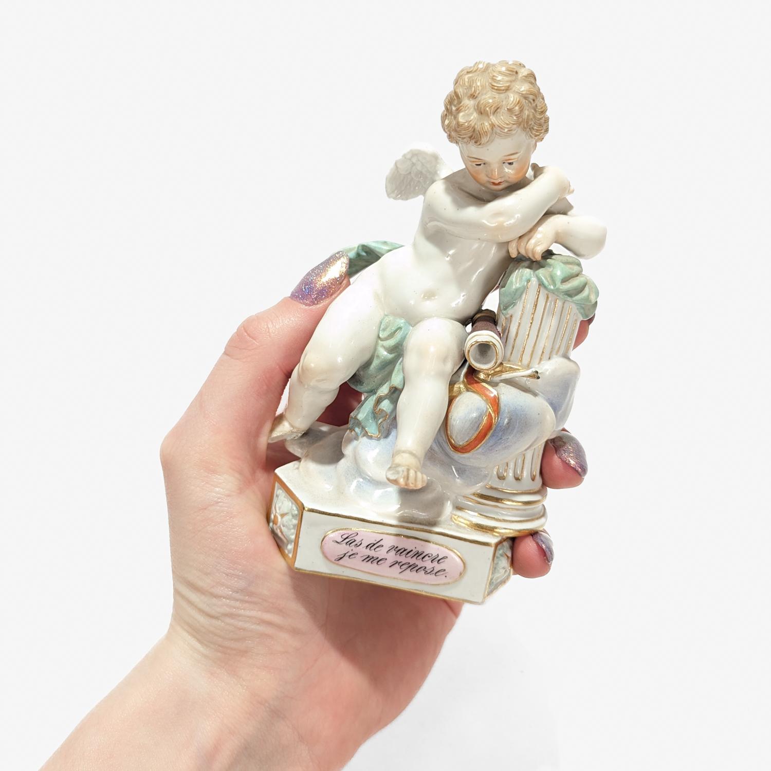 Fina figurita de porcelana antigua o vieja.

Por la Manufactura de Meissen Porcelain.

Según el modelo original de Michel Victor Acier ca. 1775

De la serie 