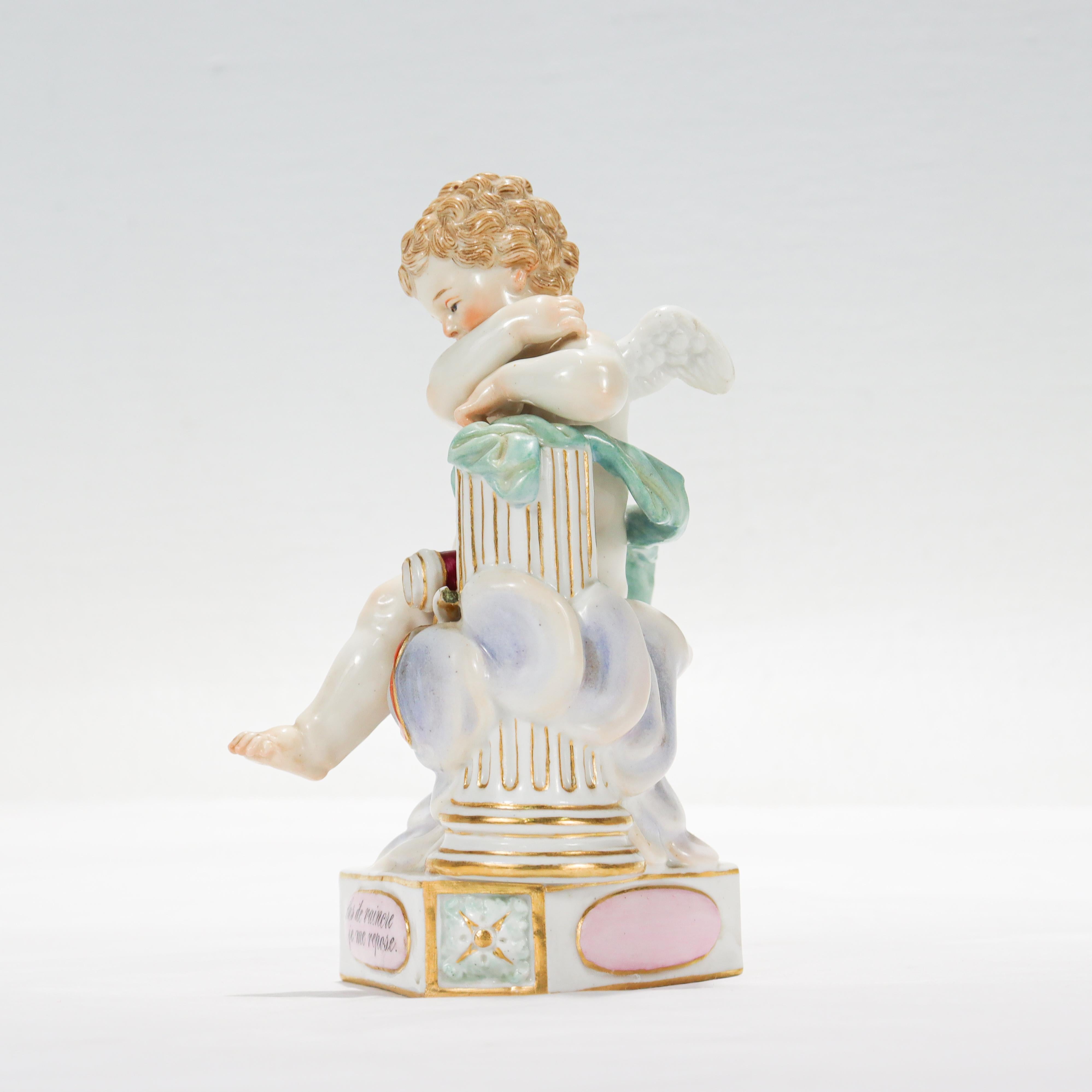 Antiguo Meissen Porcelain Lema Niño / Cupido Figurilla de Sueño o Descanso Modelo F7 Rococó en venta