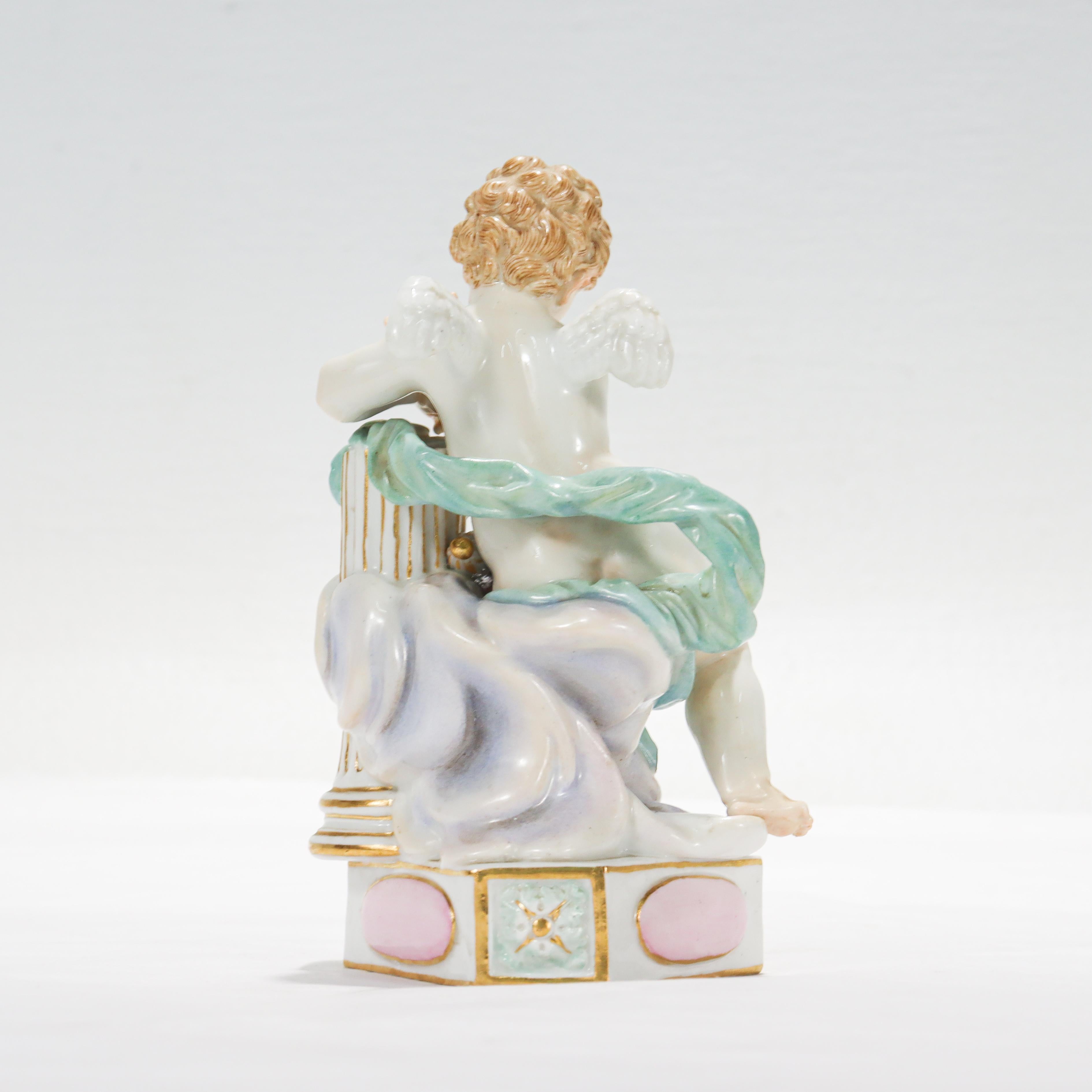 Antiguo Meissen Porcelain Lema Niño / Cupido Figurilla de Sueño o Descanso Modelo F7 Pintado a mano en venta