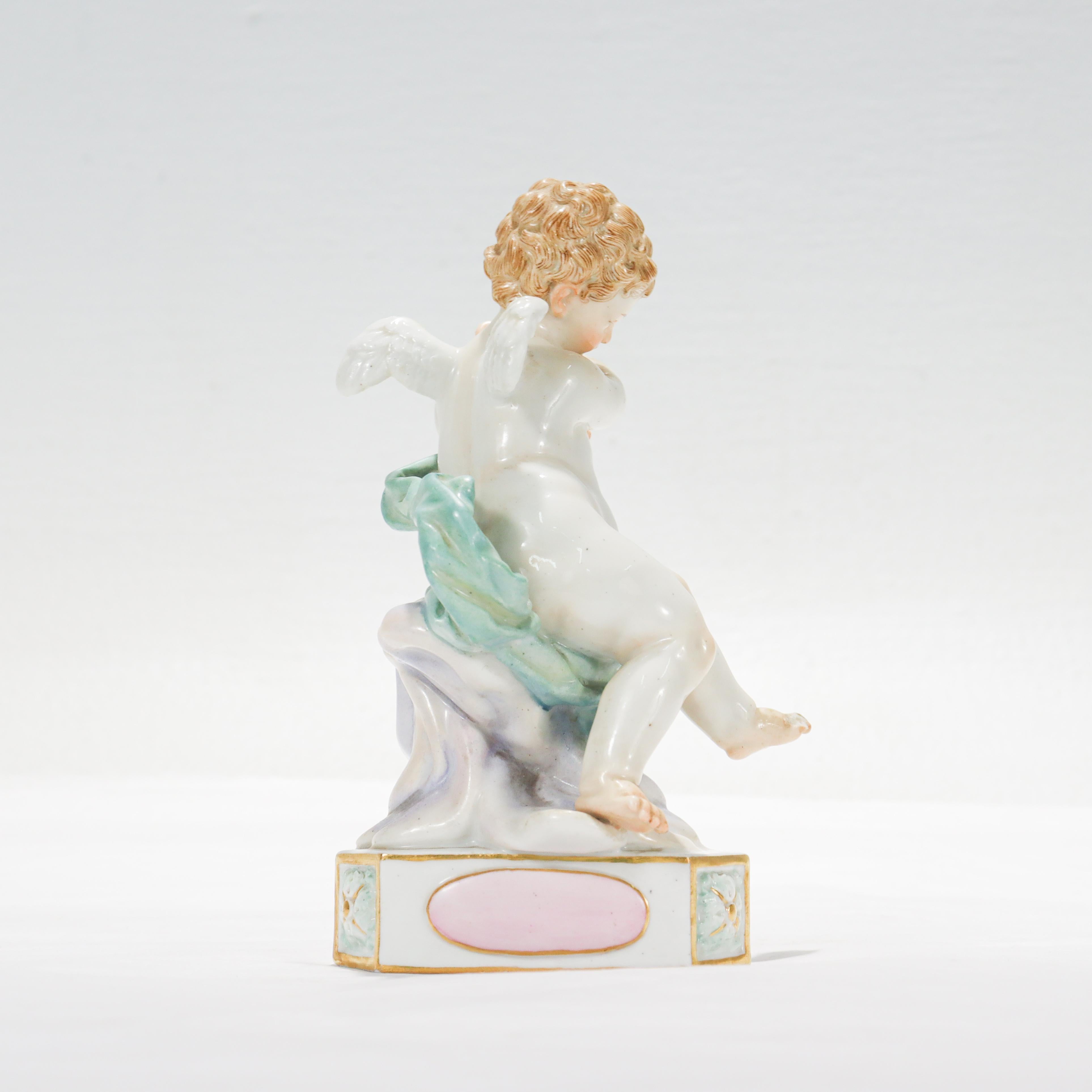 Antiguo Meissen Porcelain Lema Niño / Cupido Figurilla de Sueño o Descanso Modelo F7 en Bueno estado para la venta en Philadelphia, PA