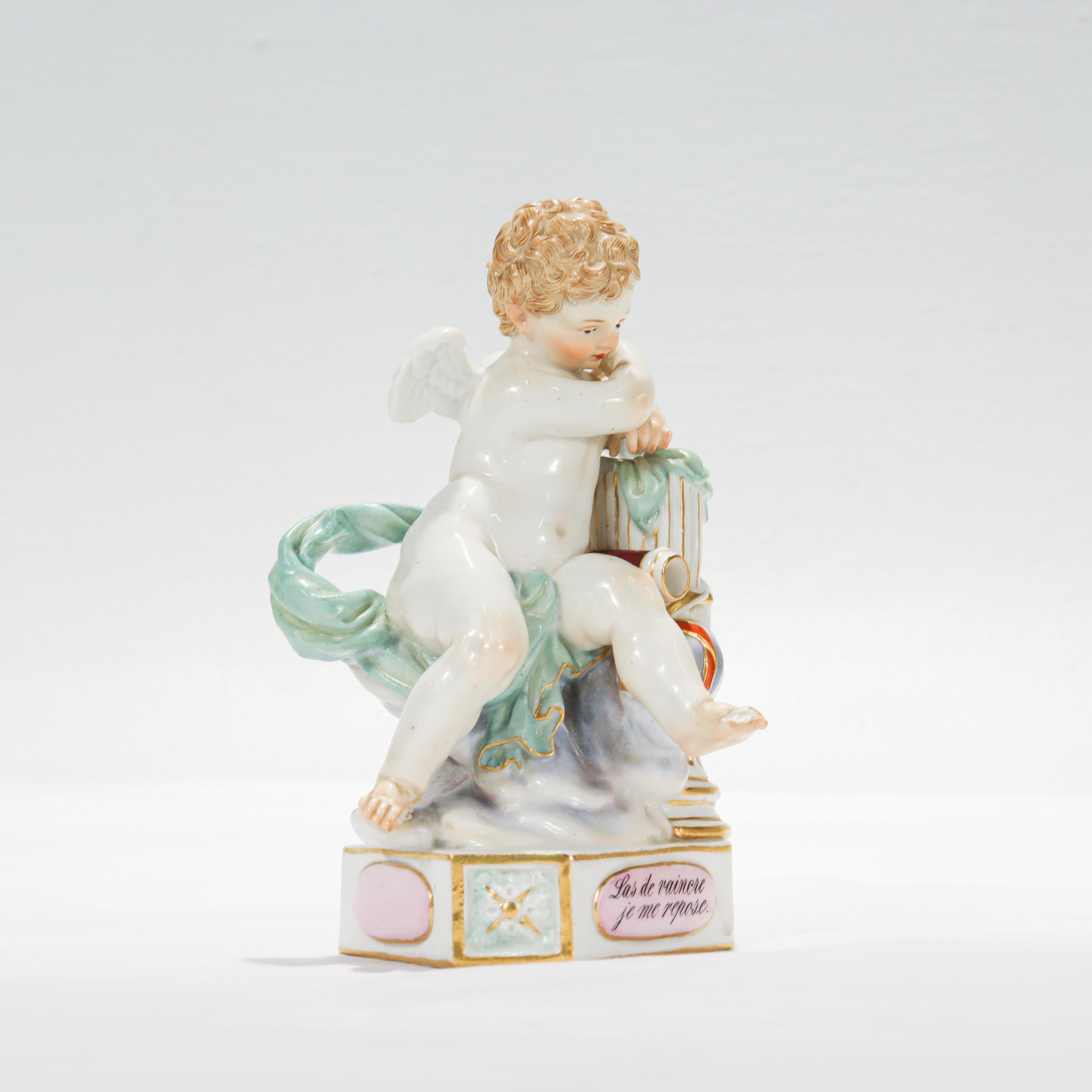 Antiguo Meissen Porcelain Lema Niño / Cupido Figurilla de Sueño o Descanso Modelo F7 siglo XX en venta