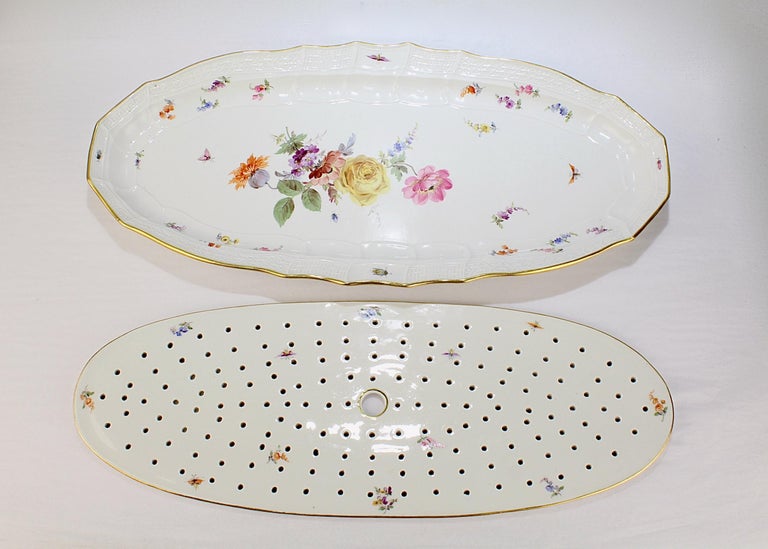 A fine Meissen porcelain fish tray with its rare strainer.

By the Meissen Porcelain Manufactory. 

In the Neu Brandenstein Relief pattern. 

Originally designed by Johann Joachim Kandler & Johann Aberlein in 1741 on the commission of