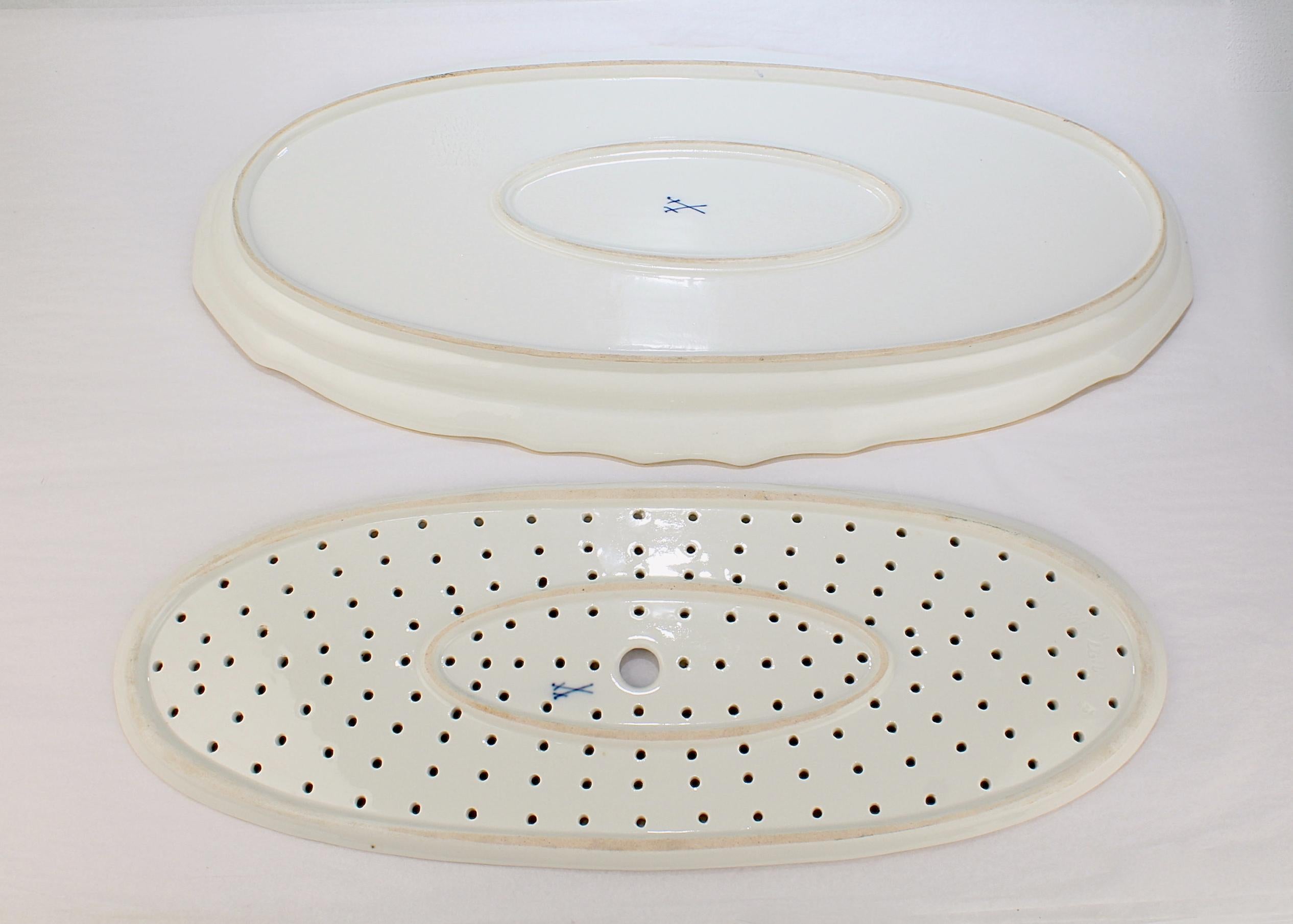 Peint à la main Antiquité Meissen Porcelain Neu Brandenstein Fish Platter & Strainer Insert en vente