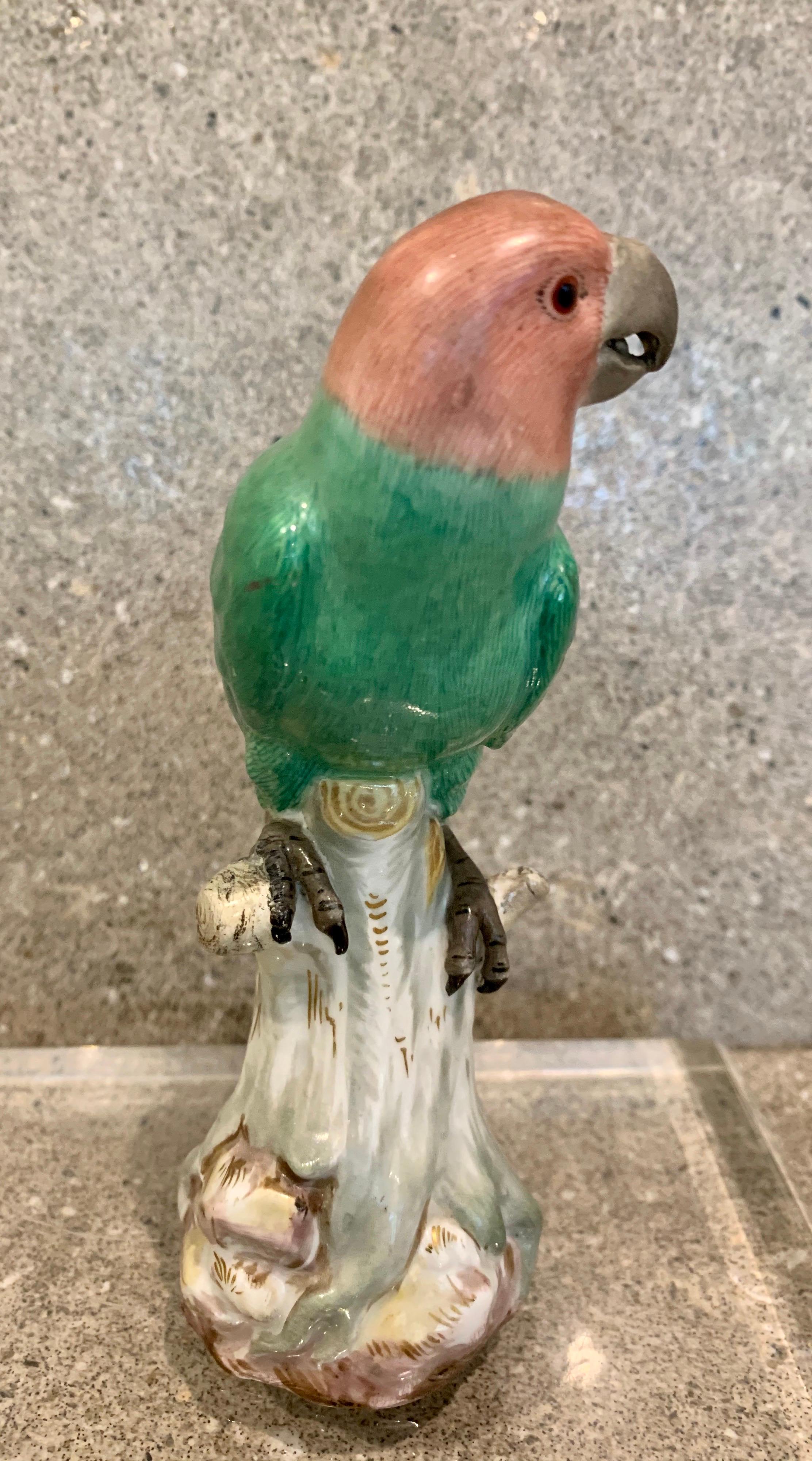 Figure en porcelaine de Meissen du début du 20e siècle représentant un perroquet bien modelé, perché sur un arbre.
Le perroquet, magnifiquement peint dans des émaux vibrants, avec une attention particulière aux détails.
Marque d'épées croisées en