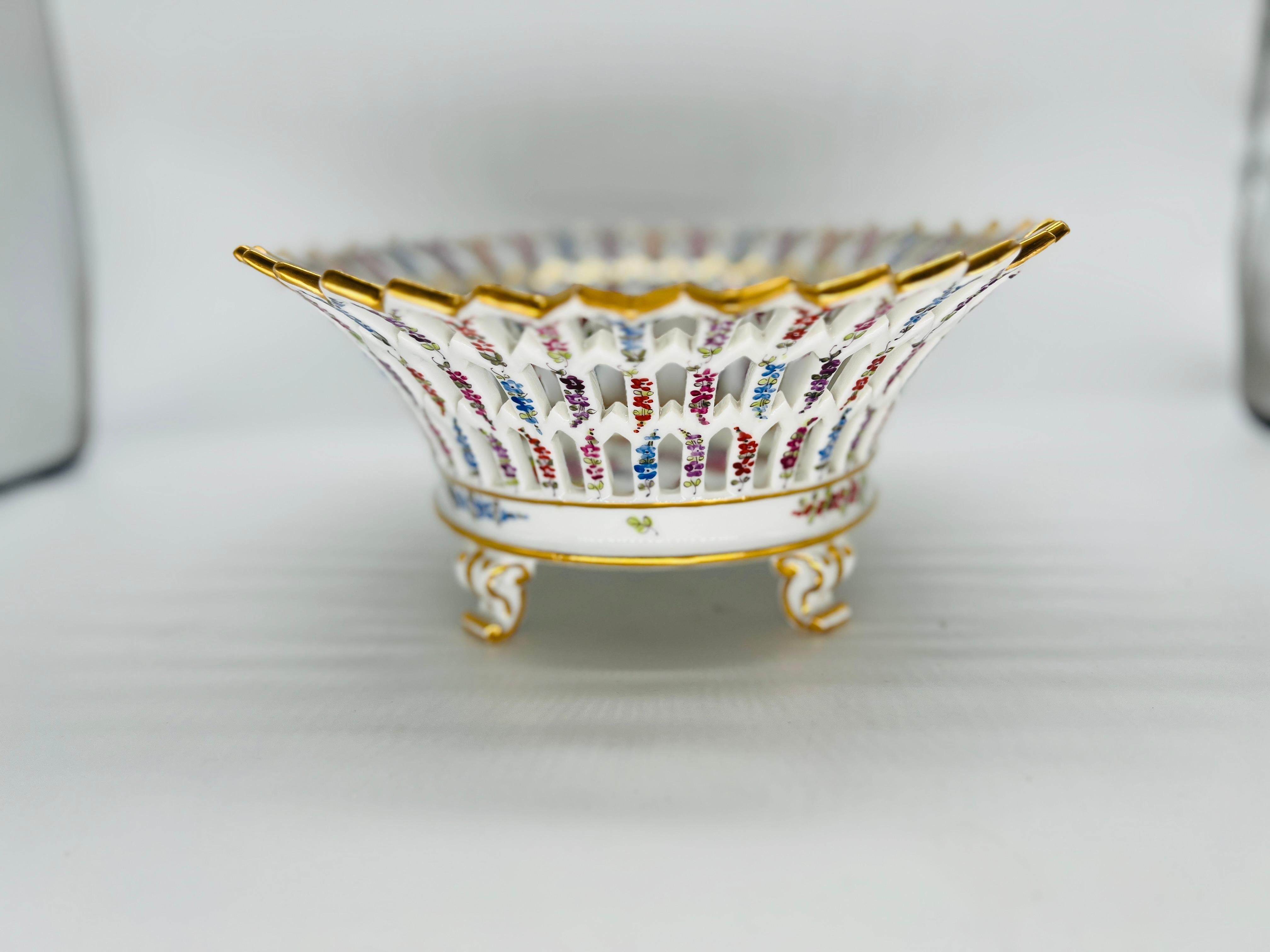 Antiker Meissen Porcelain durchbrochener, floral verzierter Obstkorb, ca. 1920 (Rokoko) im Angebot