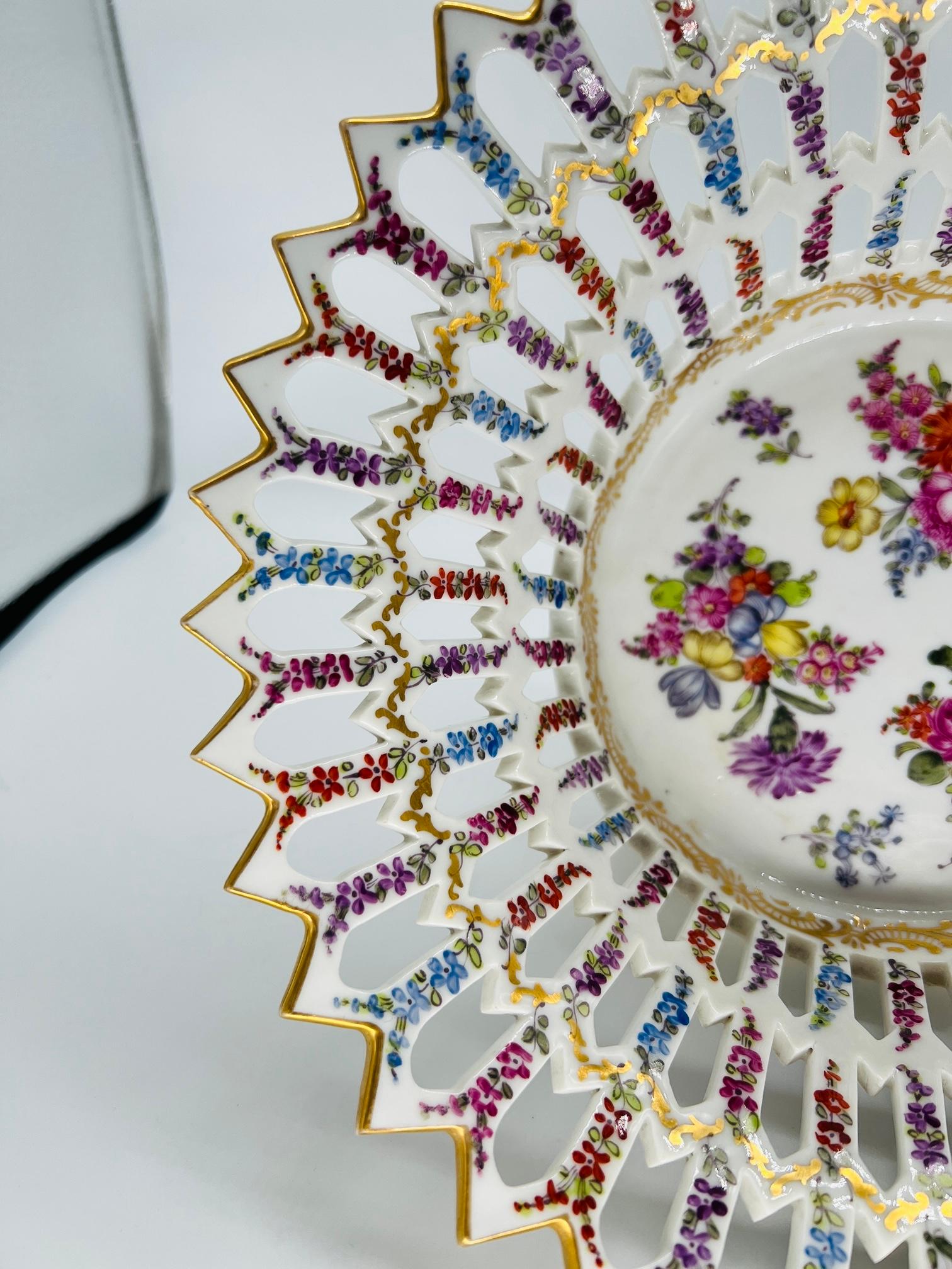 Antiker Meissen Porcelain durchbrochener, floral verzierter Obstkorb, ca. 1920 im Zustand „Gut“ im Angebot in Atlanta, GA