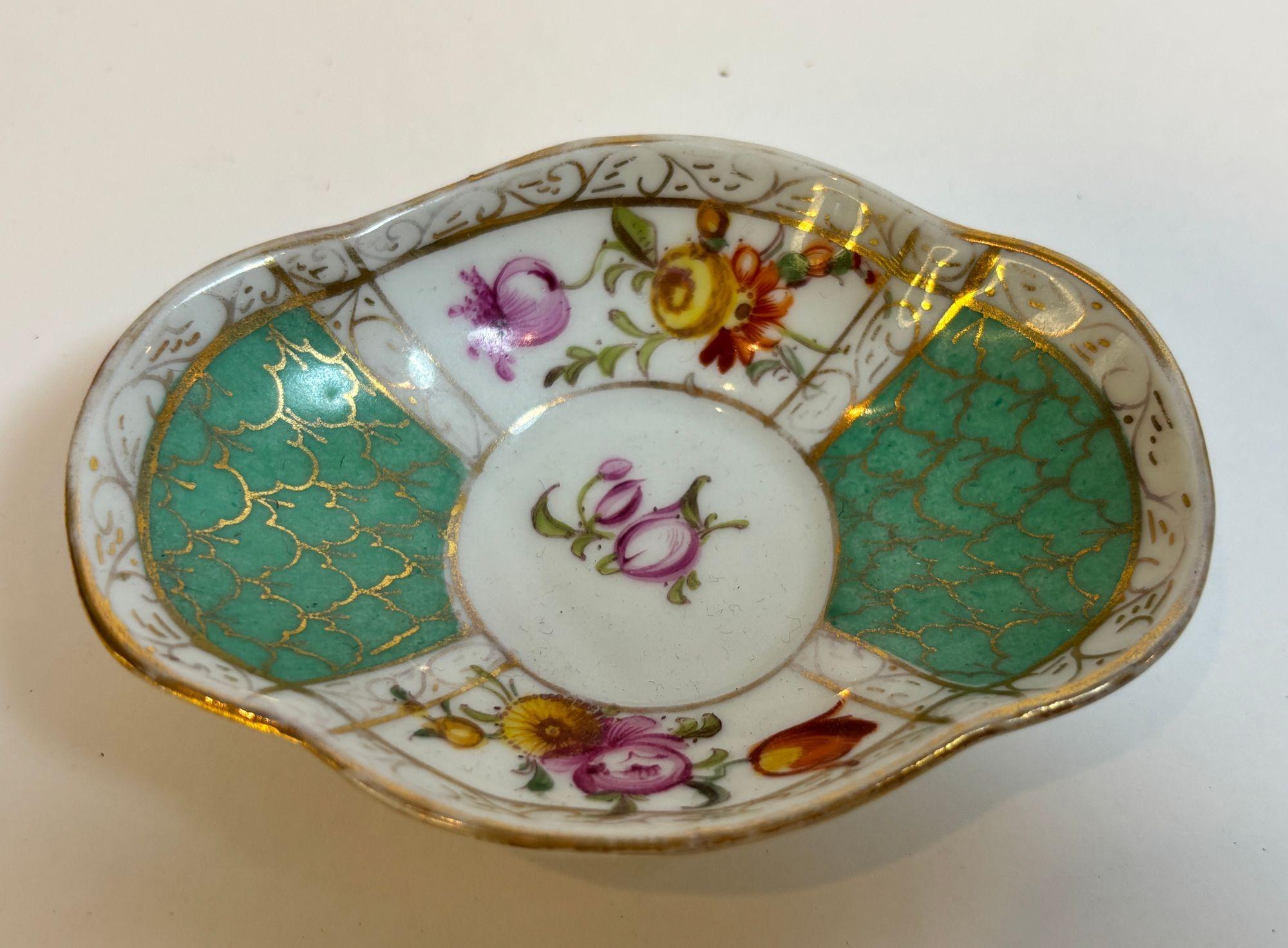 Antiguo Plato en Miniatura de Cuatrifolios de Porcelana de Meissen, pintado a mano, ca. 1920
Exquisito plato en miniatura de porcelana de Meissen, de principios del siglo XX, bellamente pintado a mano con cartuchos de frutas y flores sobre un borde
