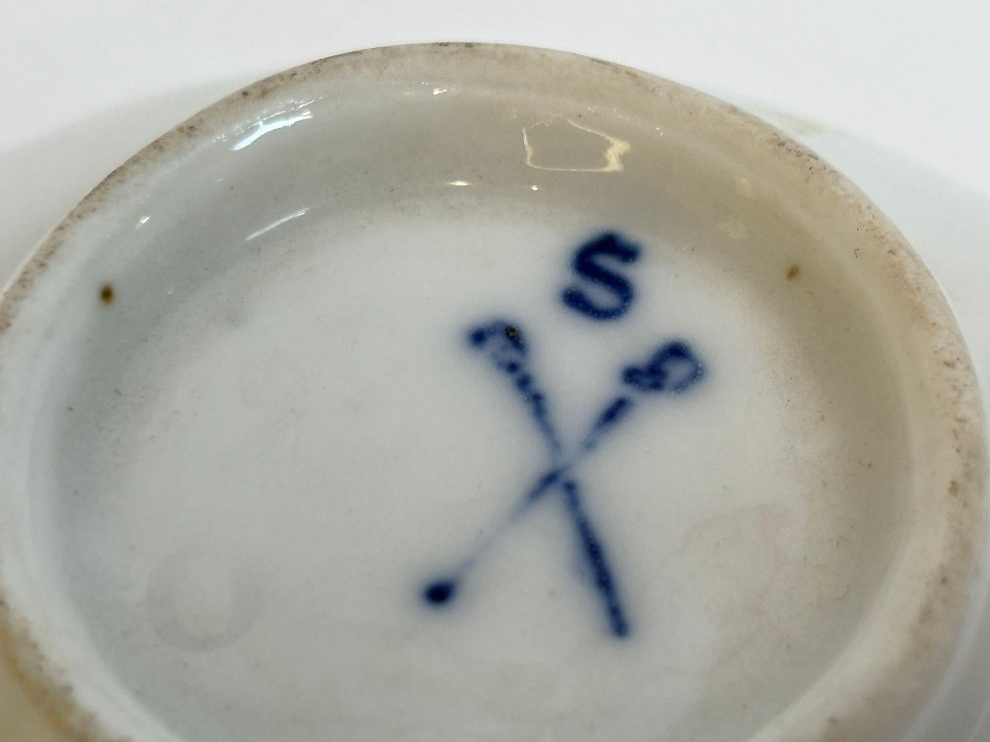 Antiguo Plato de Porcelana de Meissen Miniatura Cuatrifoliar Pintado a Mano Años 20 en venta 1
