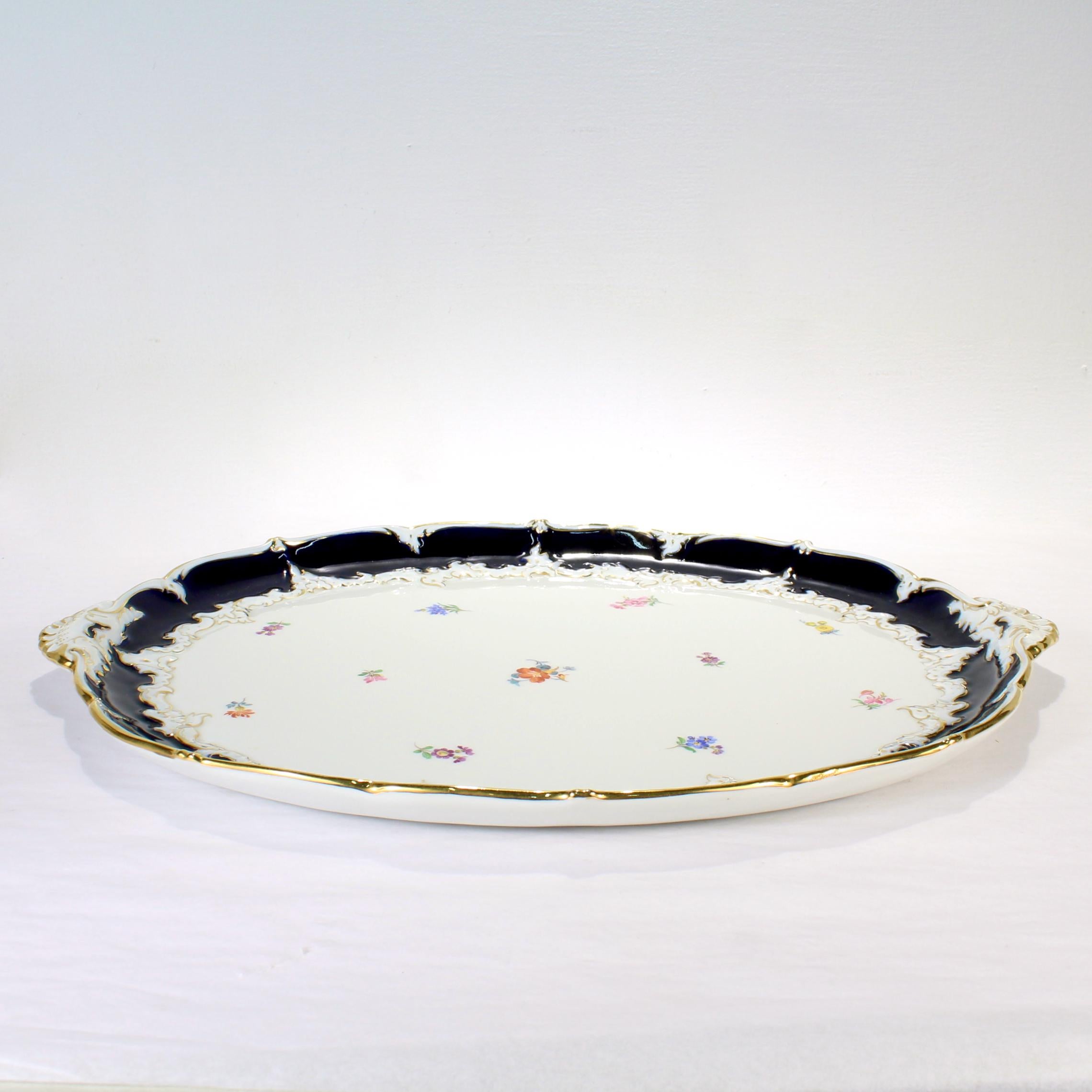 Bandeja de té antigua de Meissen Porcelain con borde azul cobalto y flores rociadas Alemán en venta