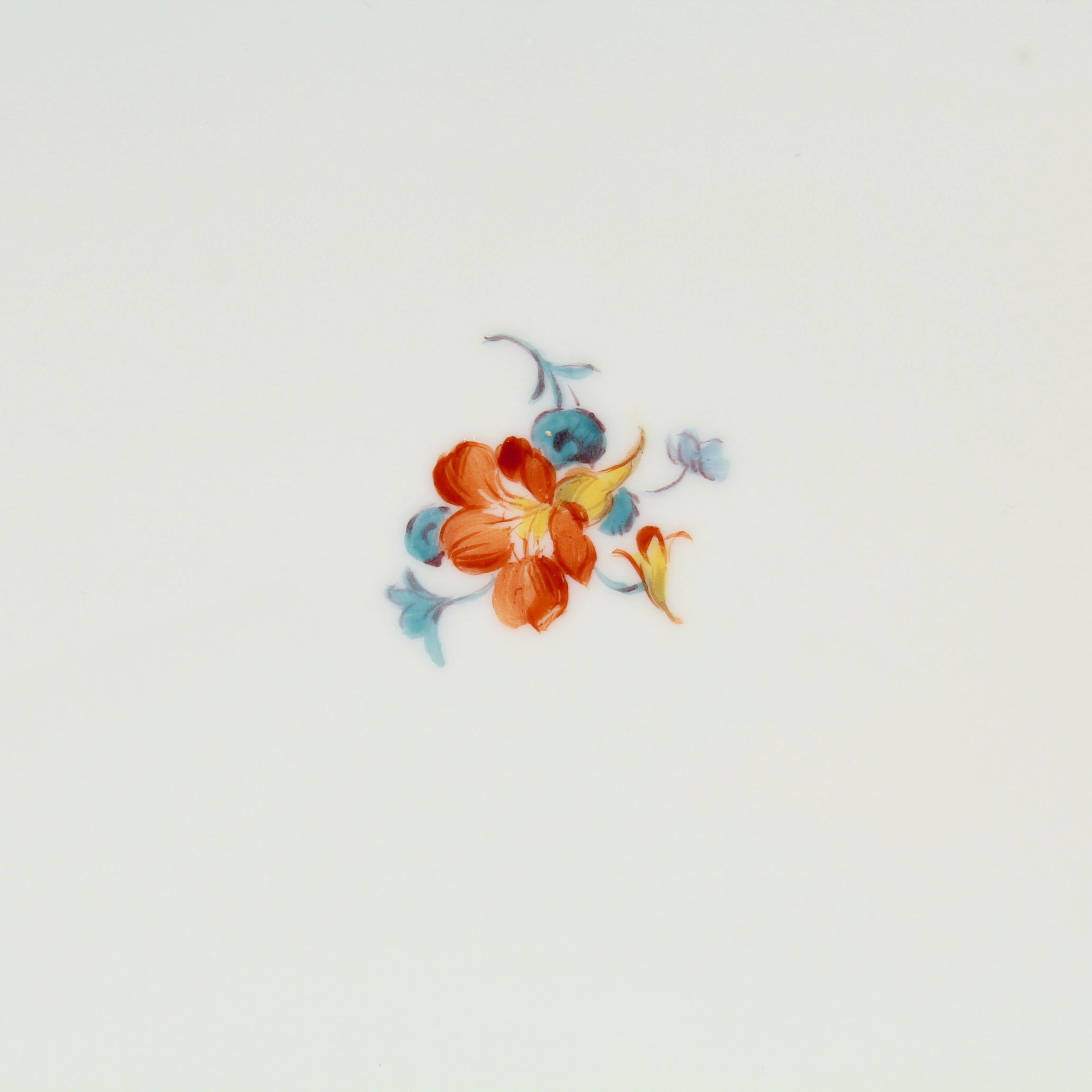Bandeja de té antigua de Meissen Porcelain con borde azul cobalto y flores rociadas en Bueno estado para la venta en Philadelphia, PA