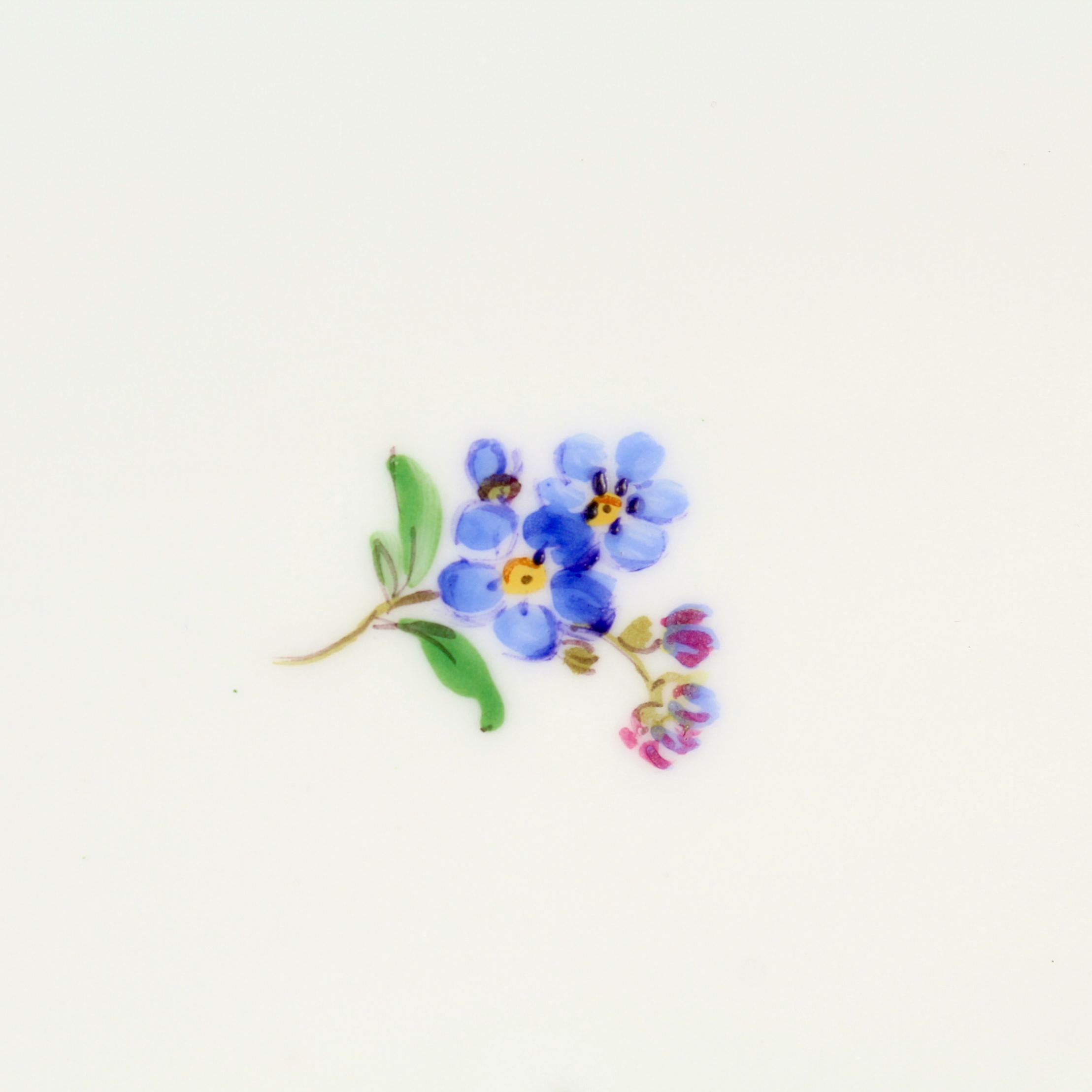 Bandeja de té antigua de Meissen Porcelain con borde azul cobalto y flores rociadas siglo XX en venta
