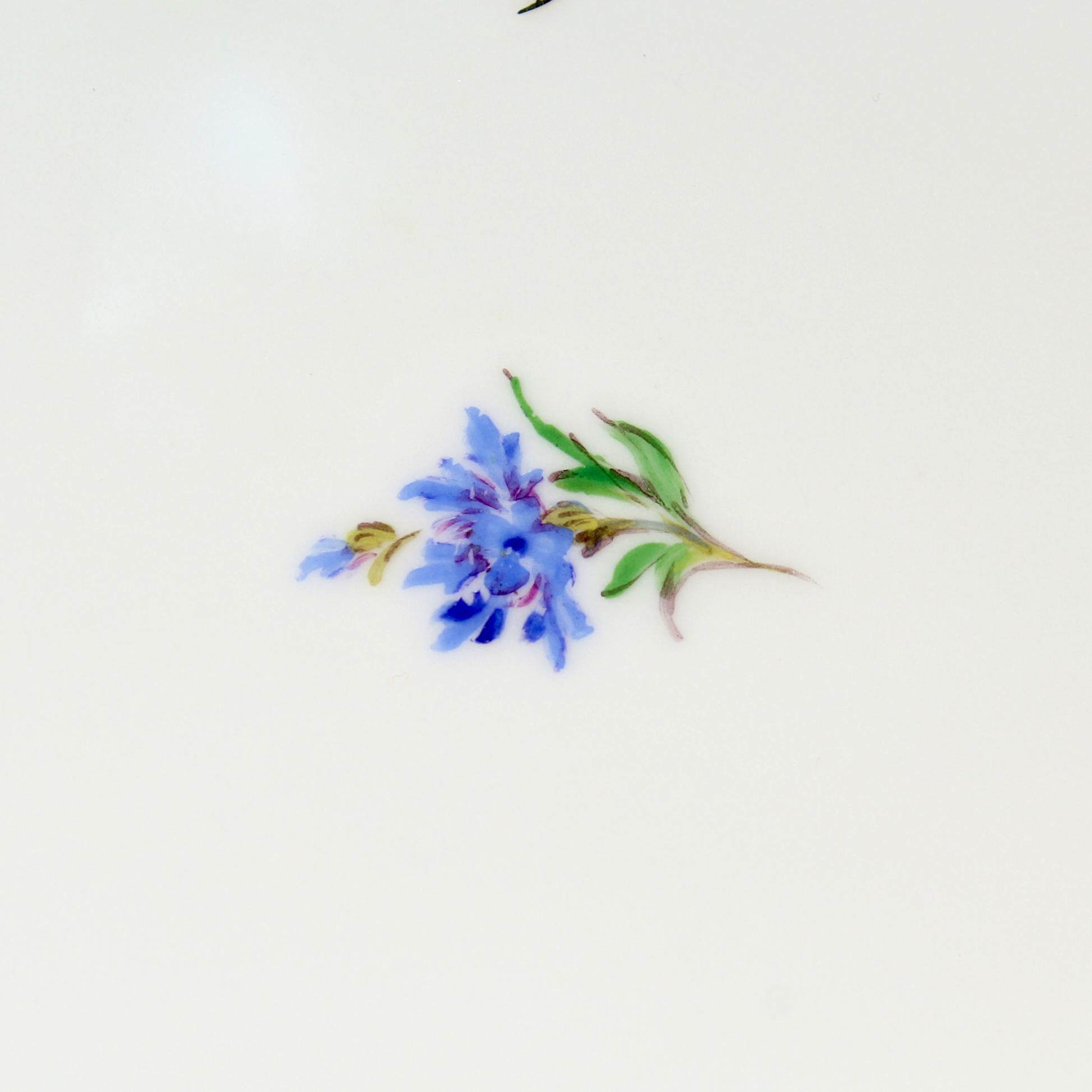 Bandeja de té antigua de Meissen Porcelain con borde azul cobalto y flores rociadas Porcelana en venta