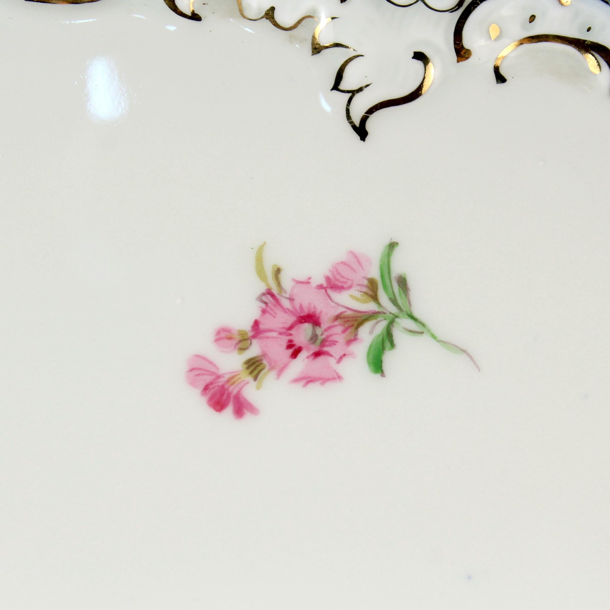 Bandeja de té antigua de Meissen Porcelain con borde azul cobalto y flores rociadas en venta 1