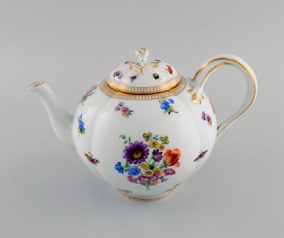 Antique Meissen porcelain teapot with hand-painted gold decoration, flowers and insects. 19th century.
Measures: 22.5 x 15 cm.
In very good condition. Glued handle.
Stamped.