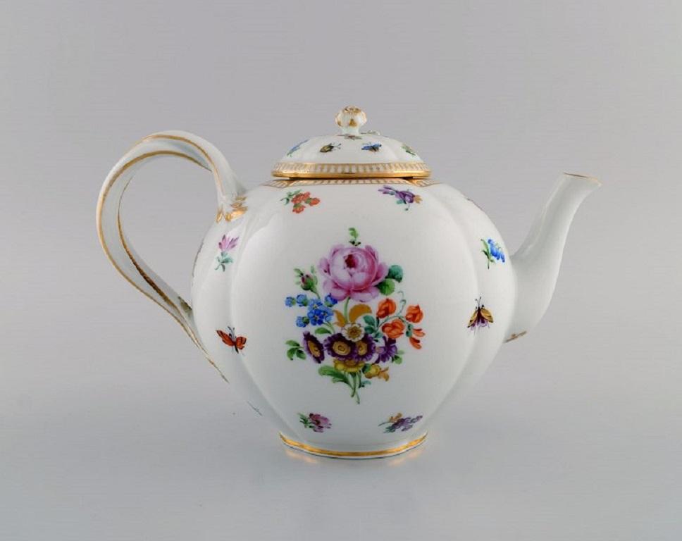 Antique Meissen Porcelain Teapot with Hand-Painted Decoration, 19th C In Good Condition In Copenhagen, DK