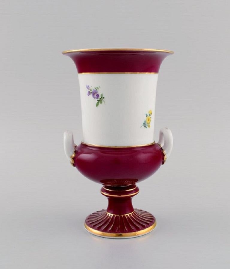 Peint à la main Vase ancien en porcelaine de Meissen avec fleurs peintes  la main, vers 1900 en vente