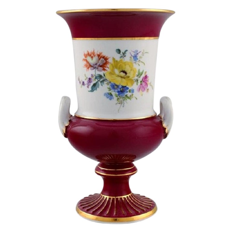Antico vaso di Meissen Porcelain con fiori dipinti a mano, 1900 ca.
