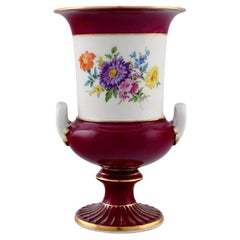 Jarrón antiguo de porcelana de Meissen con flores pintadas a mano, ca. 1900