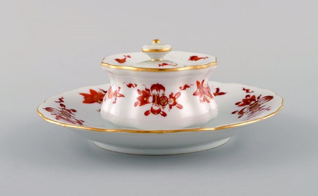 Antique Meissen Red Dragon inkwell on a saucer in hand-painted porcelain. 
Late 19th century.
The inkwell measures: 7.3 x 5 cm.
Saucer diameter: 14.5 cm.
In excellent condition.
Stamped.
1st factory quality.