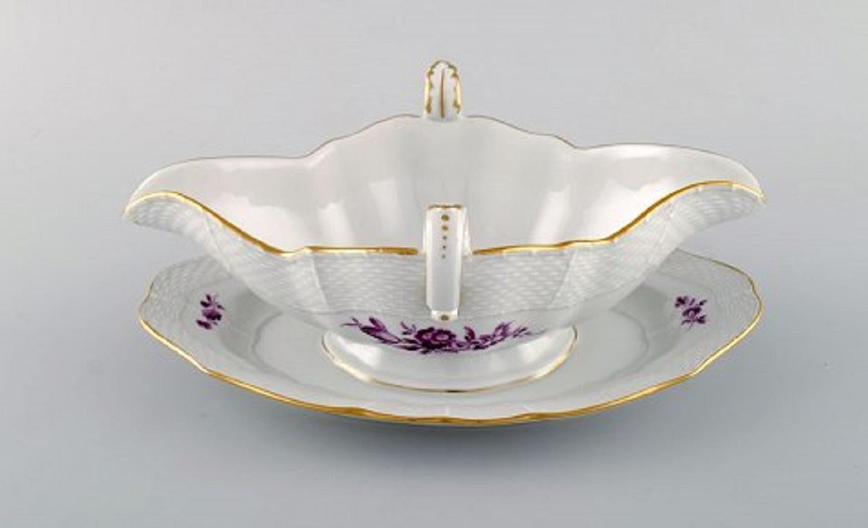 Antique Meissen sauce boat in hand painted porcelain with purple flowers and gold edge, circa 1900.
Measures: 24.5 x 10 cm.
1st factory quality.
In excellent condition.
Stamped.
 