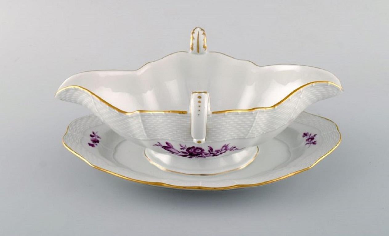 Antique Meissen sauce boat in hand painted porcelain with purple flowers and gold edge, circa 1900.
Measures: 24.5 x 10 cm.
1st factory quality.
In excellent condition.
Stamped.
 