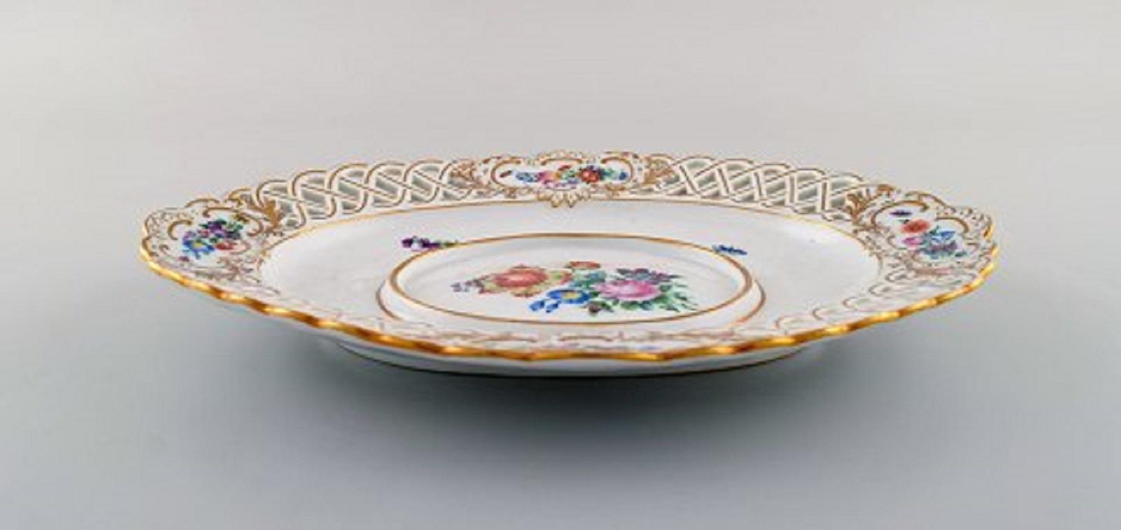 Antique Meissen saucer in hand painted porcelain with floral and gold decoration, late 19th century.
Measures: 26.5 x 19.5 cm.
In very good condition.
Stamped.
1st factory quality.