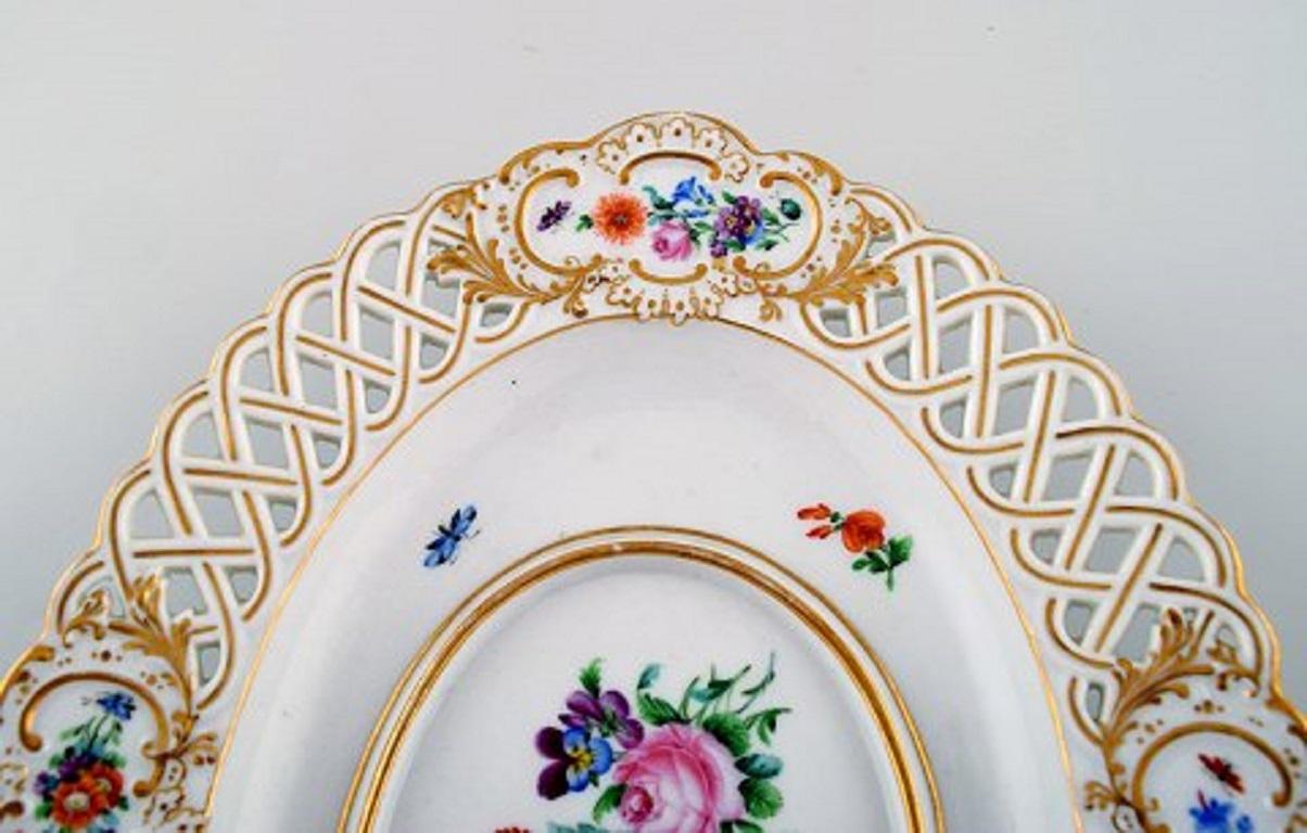 Antique Meissen Saucer in Hand Painted Porcelain with Floral and Gold Decoration In Good Condition In Copenhagen, DK