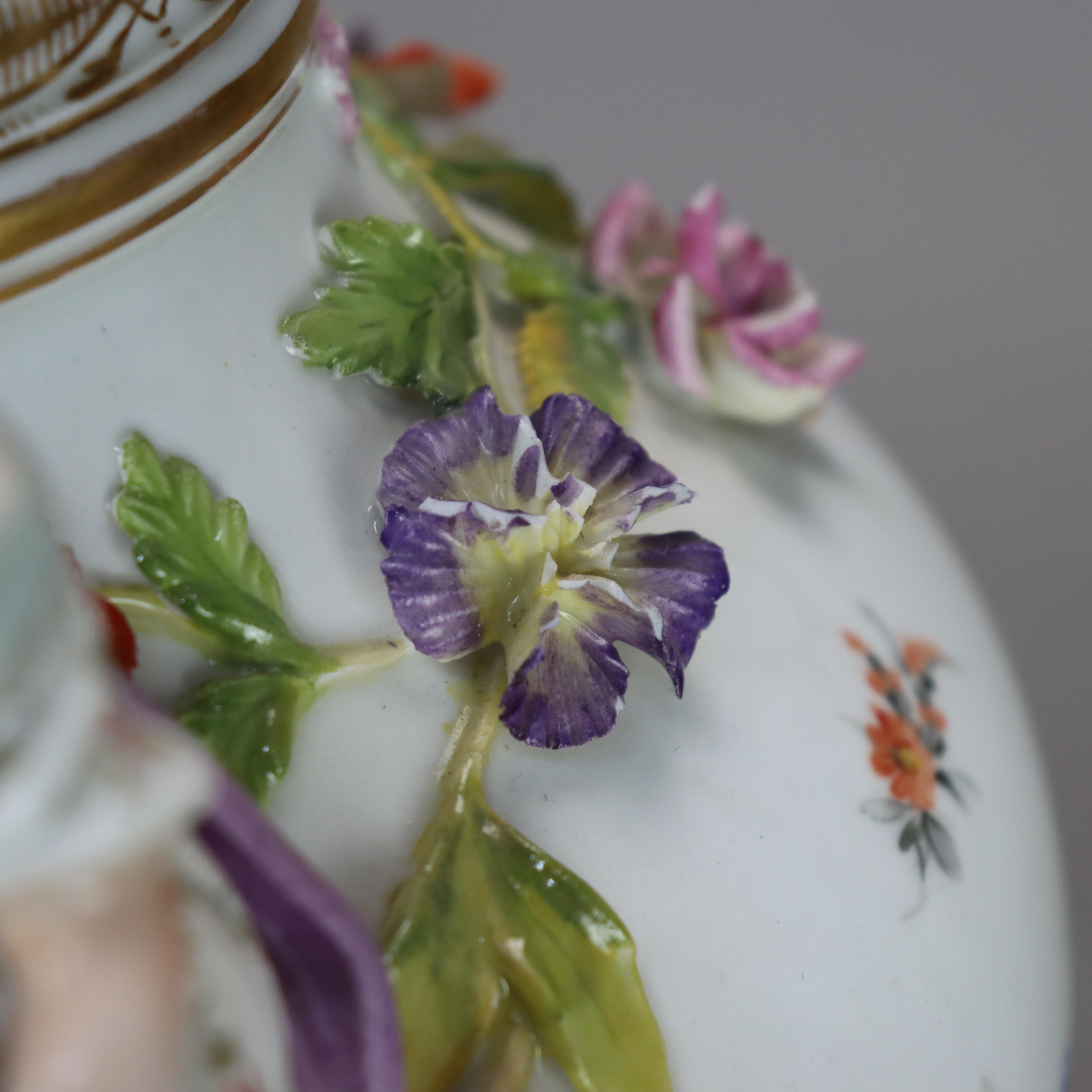 Antica urna con coperchio in porcellana con figure classiche e fiori della Scuola di Meissen C1880 in vendita 8