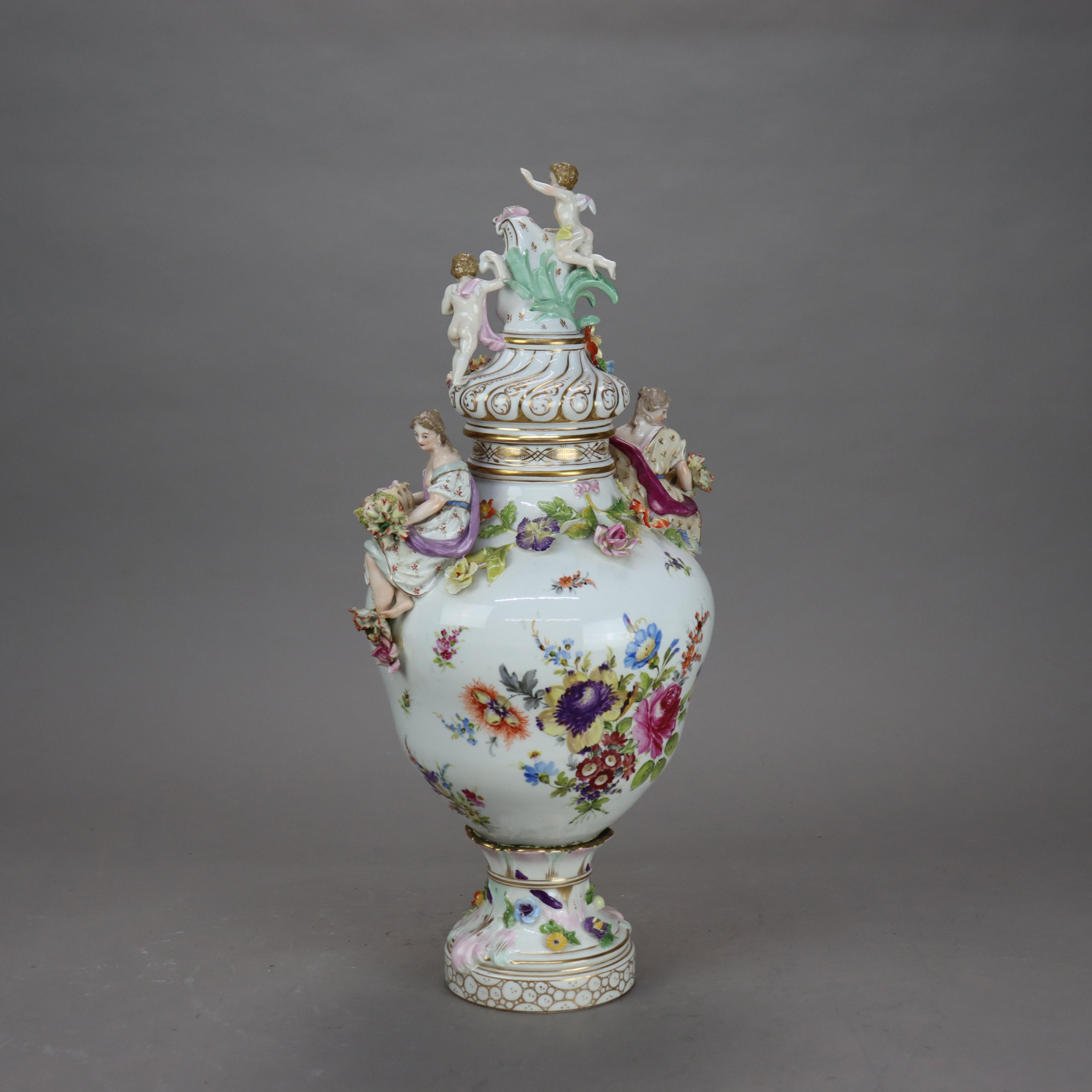 Antica urna con coperchio in porcellana con figure classiche e fiori alla maniera di Meissen C1880

Misure: 21 