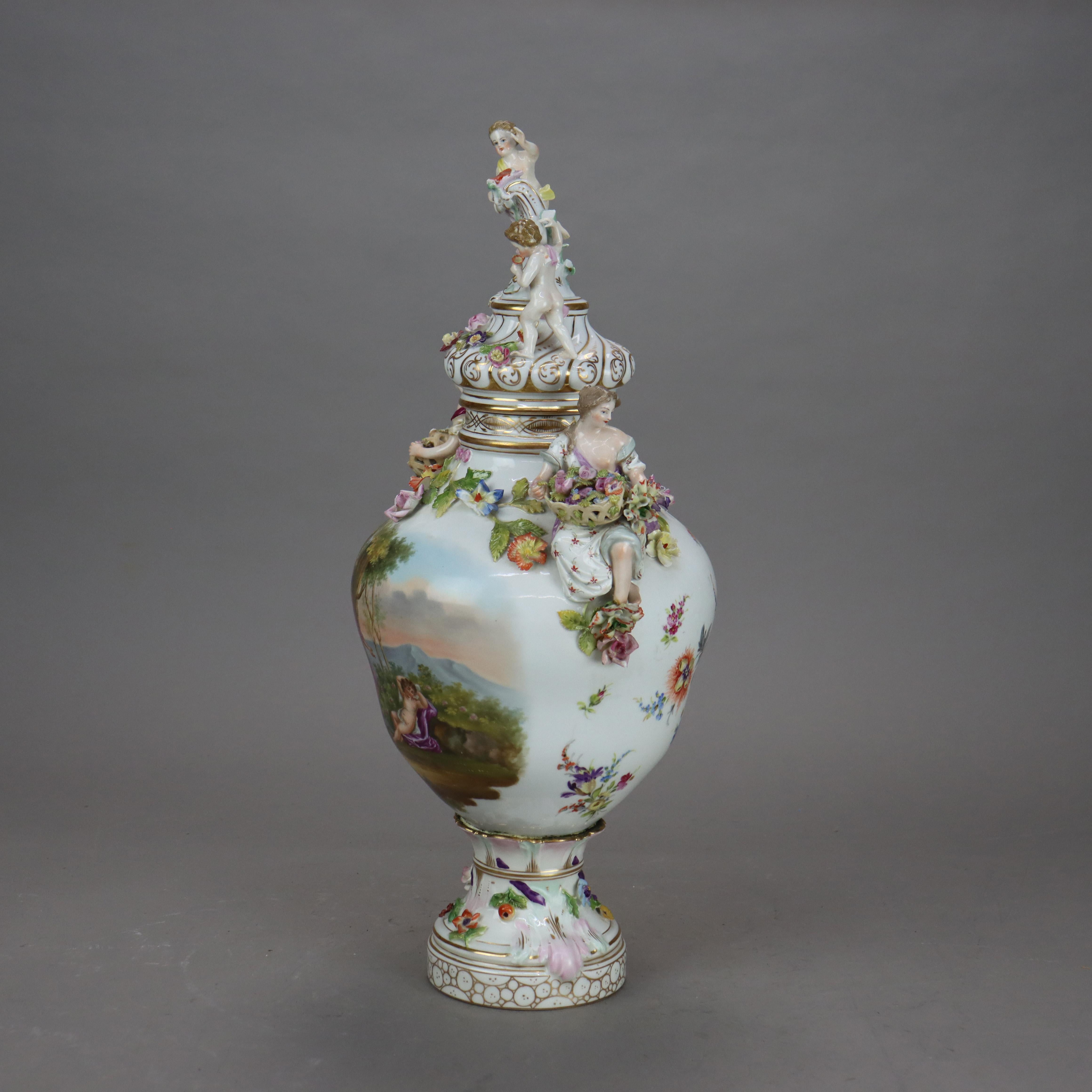 Antica urna con coperchio in porcellana con figure classiche e fiori della Scuola di Meissen C1880 In condizioni buone in vendita a Big Flats, NY