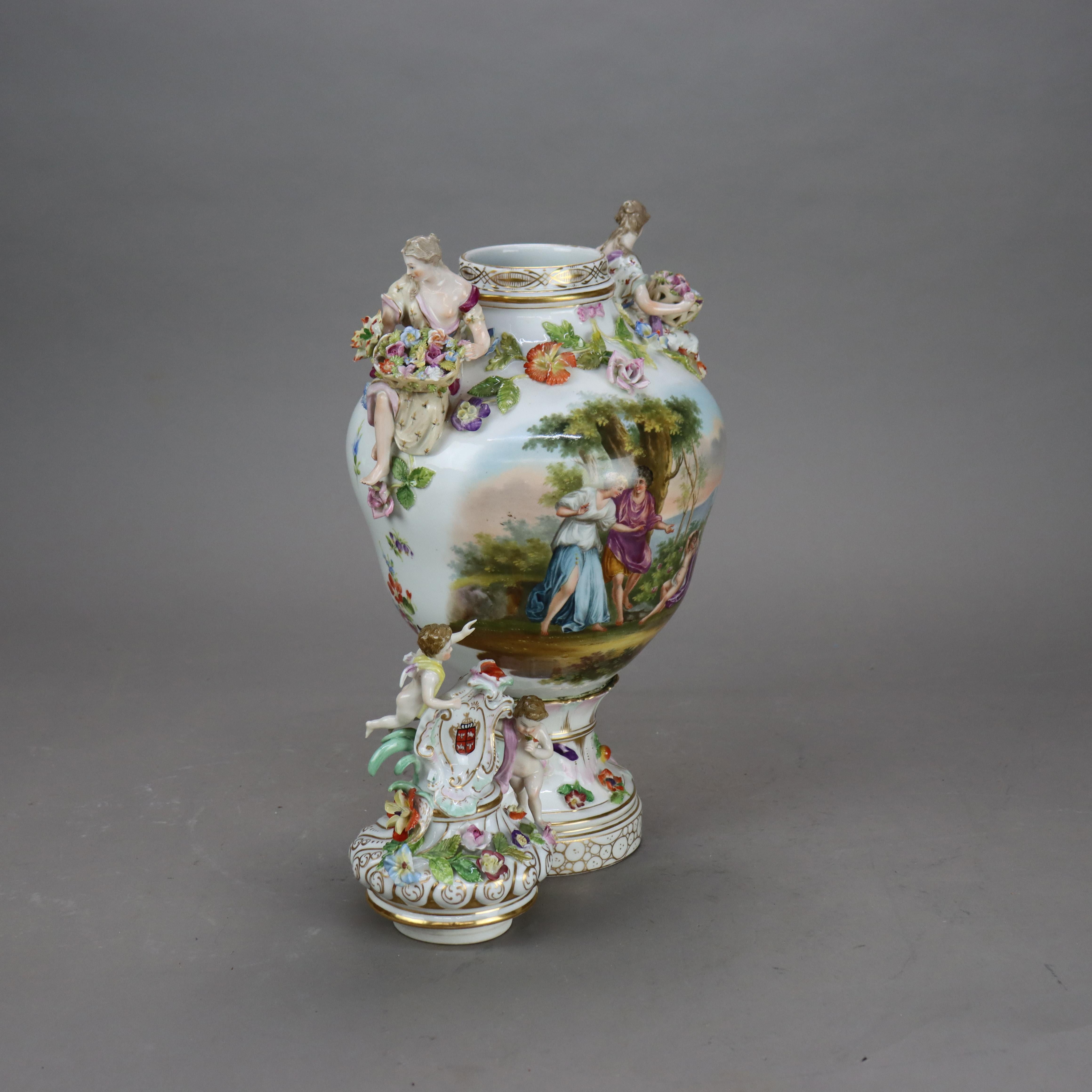 XIX secolo Antica urna con coperchio in porcellana con figure classiche e fiori della Scuola di Meissen C1880 in vendita